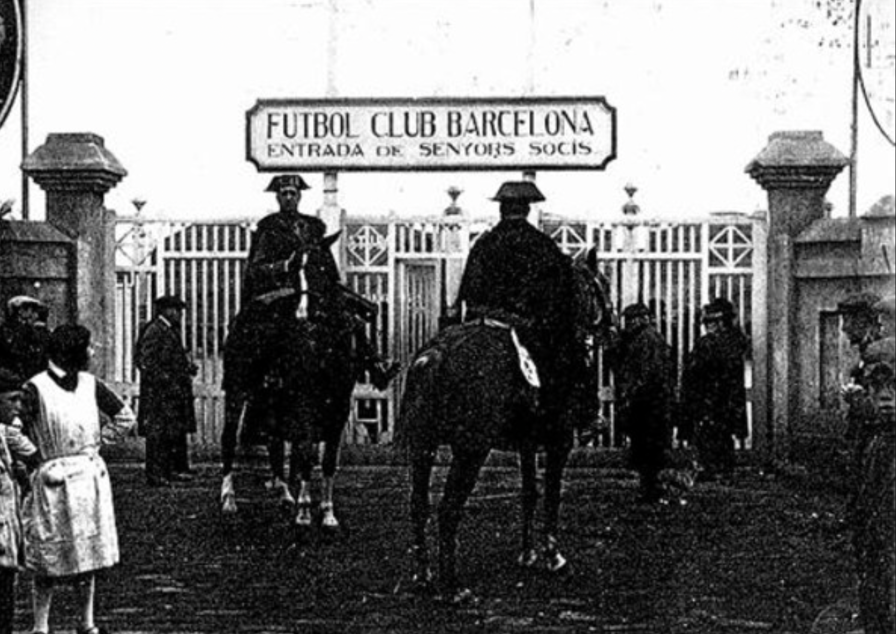 Guàrdia Civil vigilant l'accés al Camp Nou de Les Corts el 1925