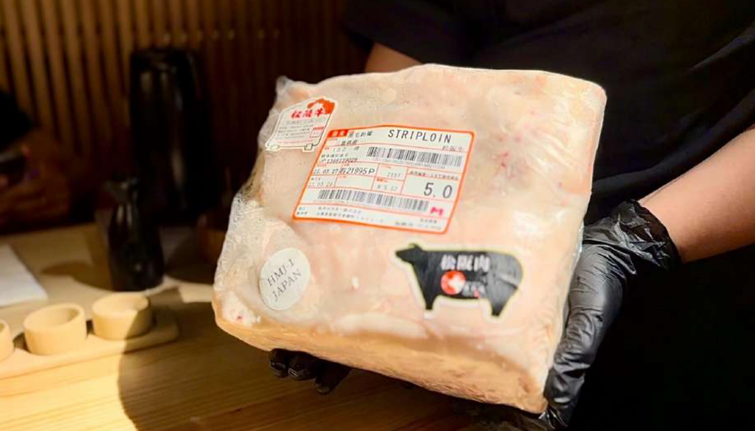 Detall de Matsusaka Beef que se serveix als restaurants del grup Akaneya, amb el logo negre que identifica la granja d’origen, Ito Ranch.