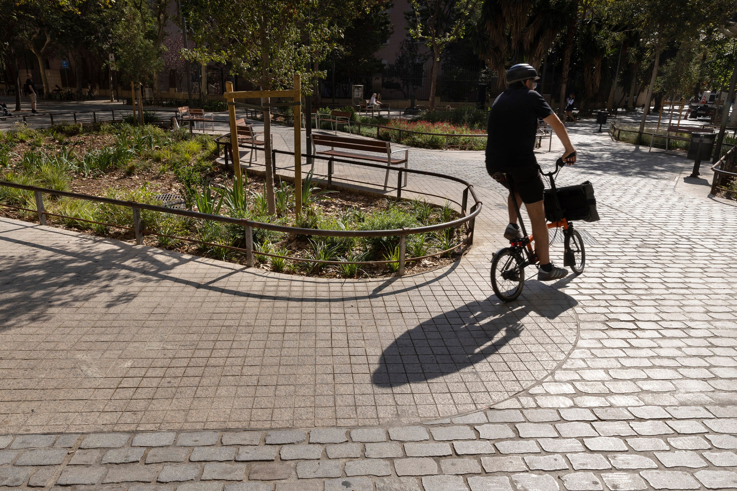 Carrer del Consell de Cent, una vegada acabades totes les reformes. urbanisme tàctic, superilla, zona verda vianants, obra obres govern Ada Colau, bicicleta bicis bicicletes, casc,
