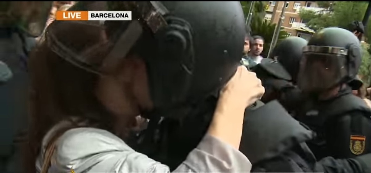 El moment del petó de la dona denunciat per l'agent de la policia espanyola / EP