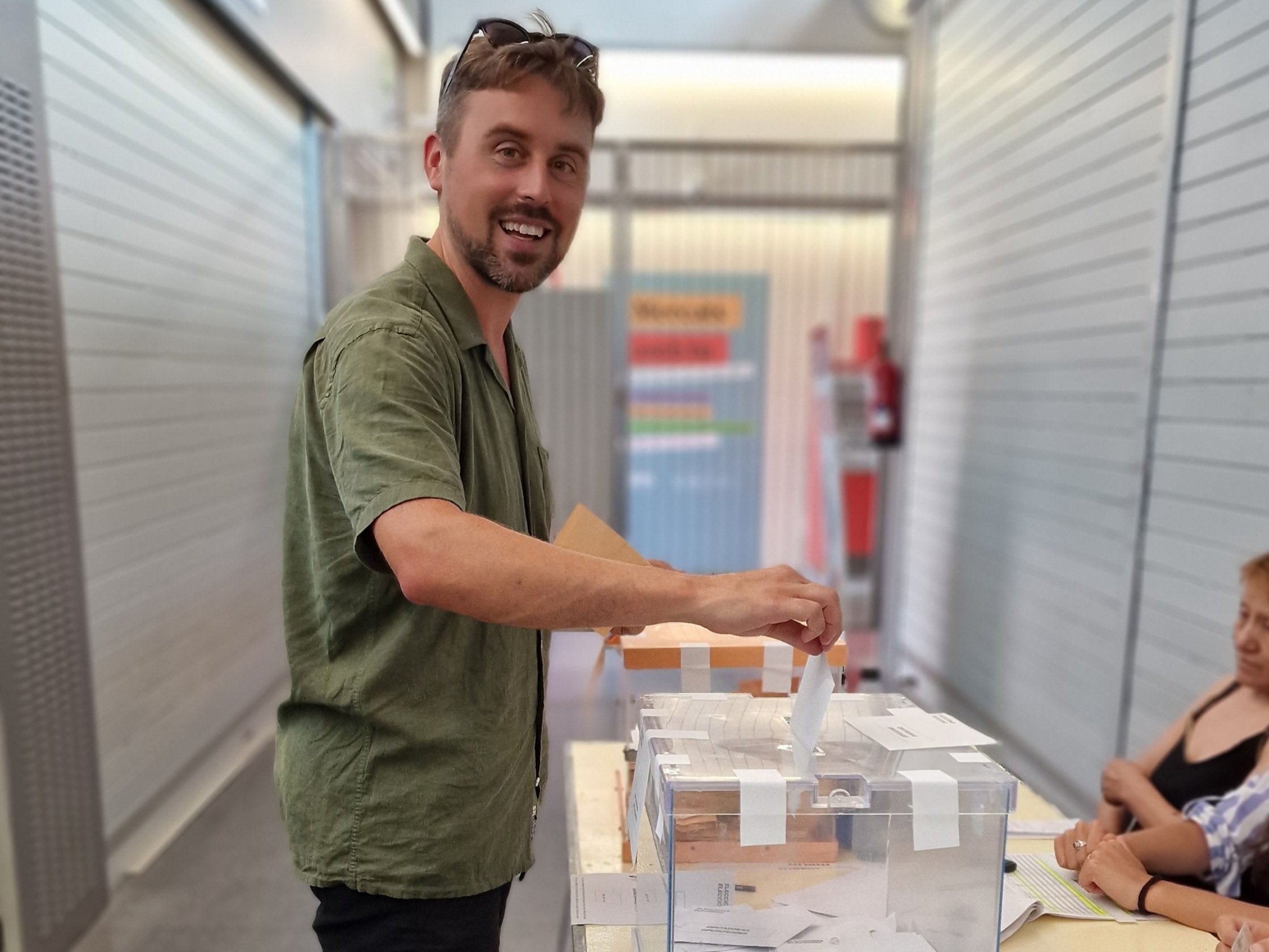 El regidor de los comunes, Marc Serra, votando en las últimas elecciones municipales | Marc Serra (Twitter)