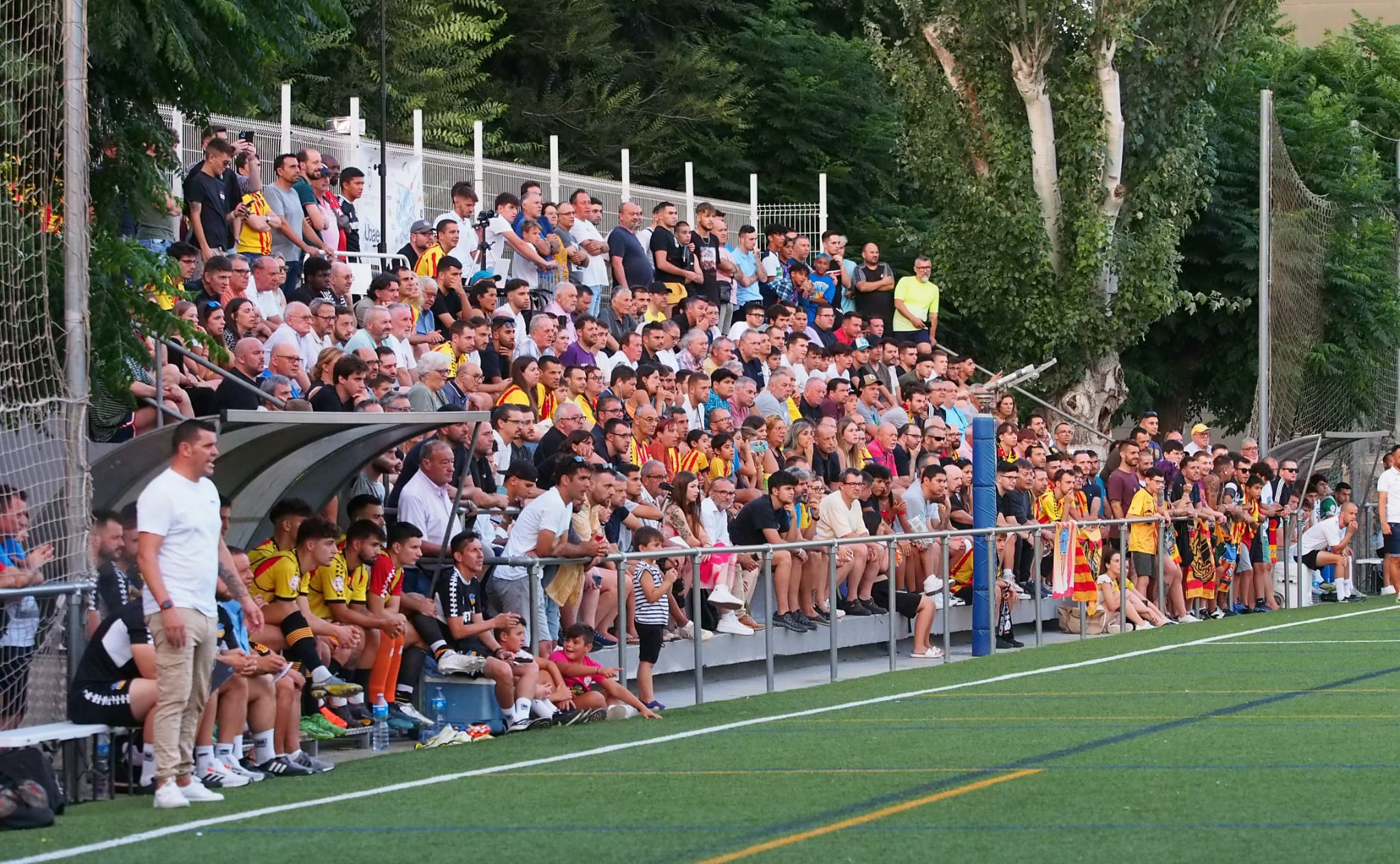Xavi Molist, dempeus, amb l'afició quadribarrada darrere | Unió Esportiva Sant Andreu