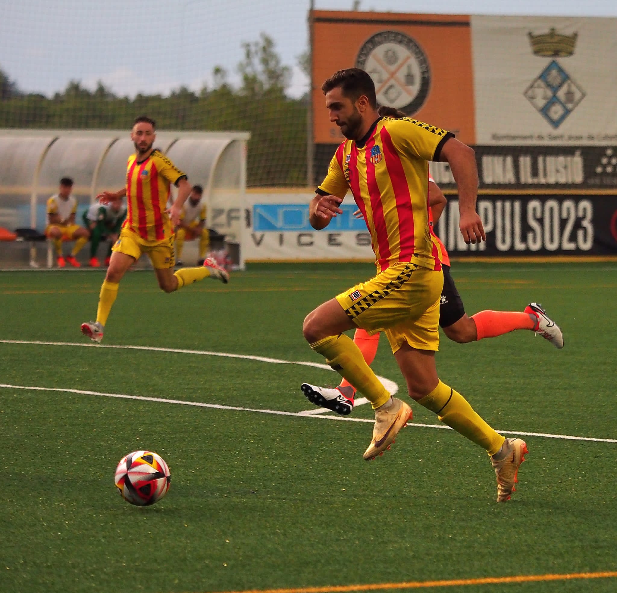Ernest Forgas corrent amb la pilota | Unió Esportiva Sant Andreu