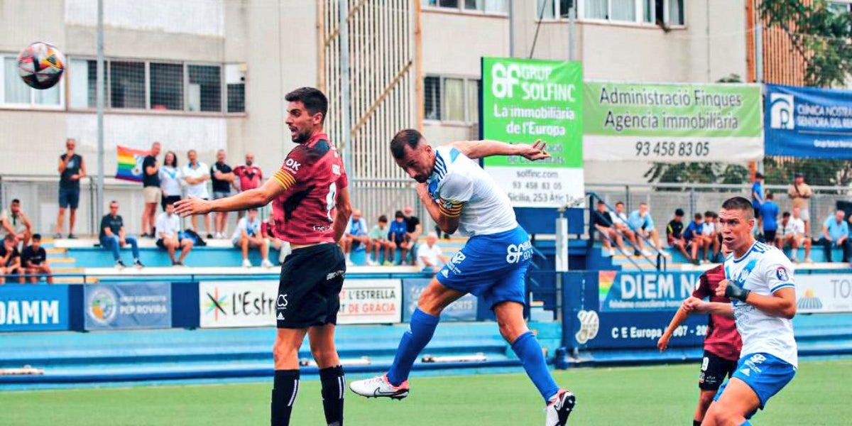 Àlex Cano rematant la pilota que ha suposat el gol de l'empat | Fran Capell (Club Esportiu Europa)