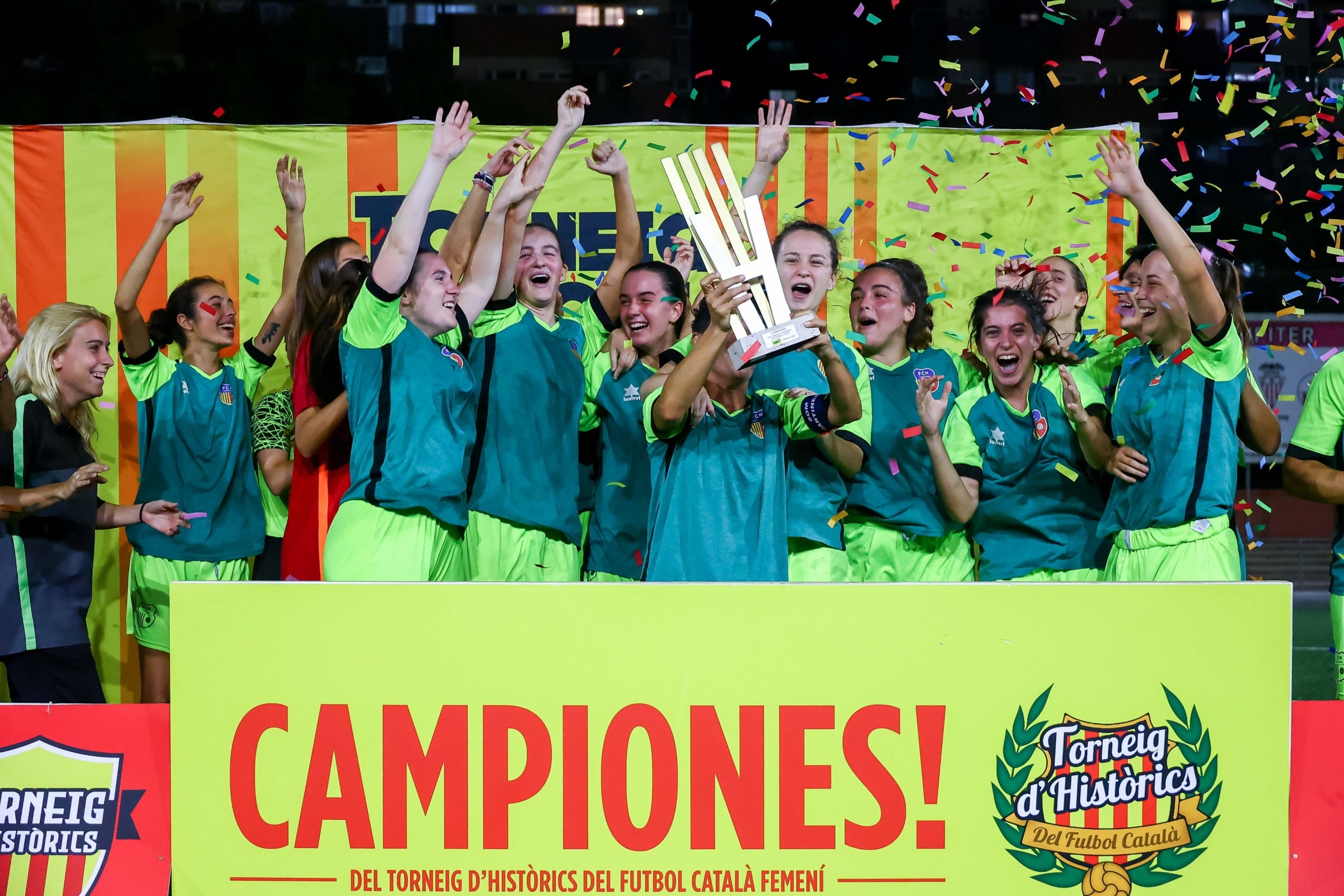 Las jugadoras del Martinenc levantando el título que las acredita como campeonas del Histrics | Torneig d'Històrics