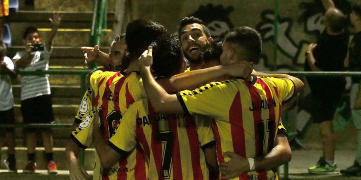 Los jugadores del Sant Andreu abrazados después del gol de Ernest Forgas | Unió Esportiva San Andreu