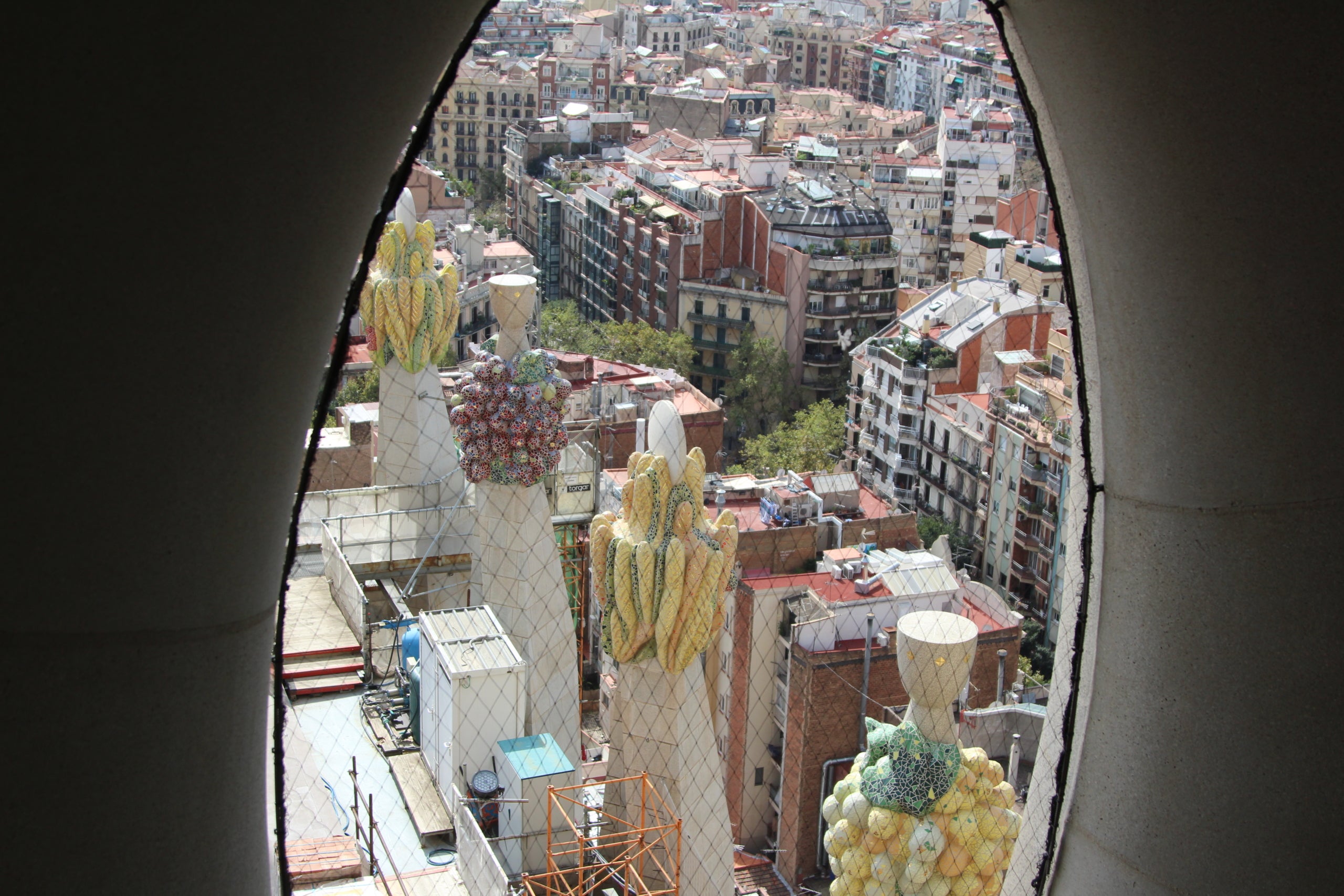 Vistes des d'un dels ventanals de la sala Creuer de la Sagrada Família / A.R.