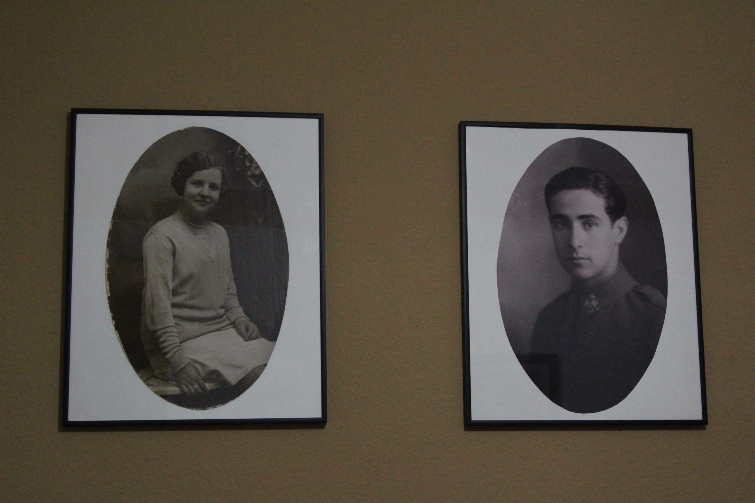 Dos fotografías de Maria Fort del Riu y de su marido presiden una de las habitaciones de la casa de Maria Rosa Batistes en el Pueblo-seco / A.R.