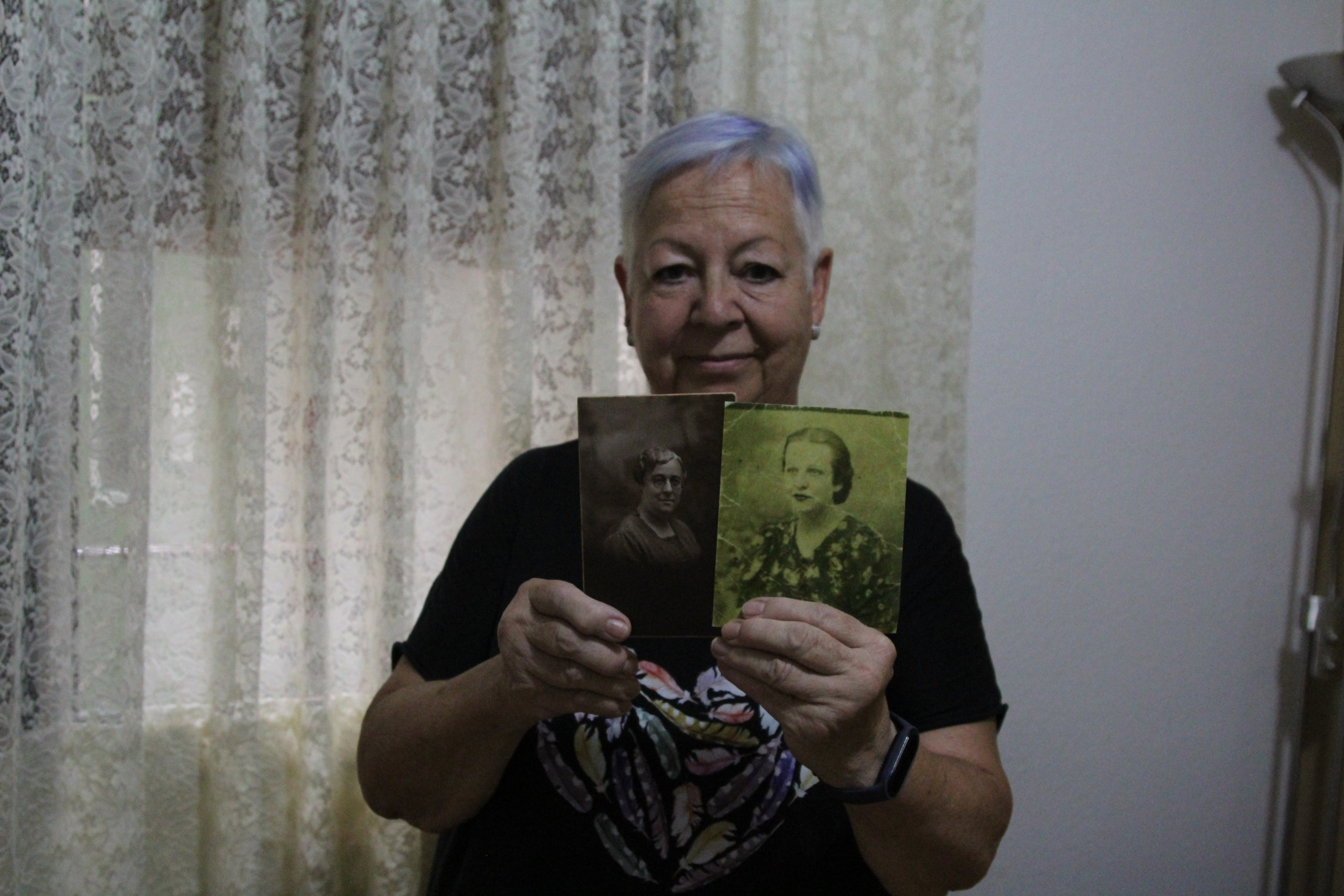 Maria Rosa Batiste muestra dos fotografías de su abuela (izquierda) y de su madre, Maria Fort del Riu (derecha) / A.R.