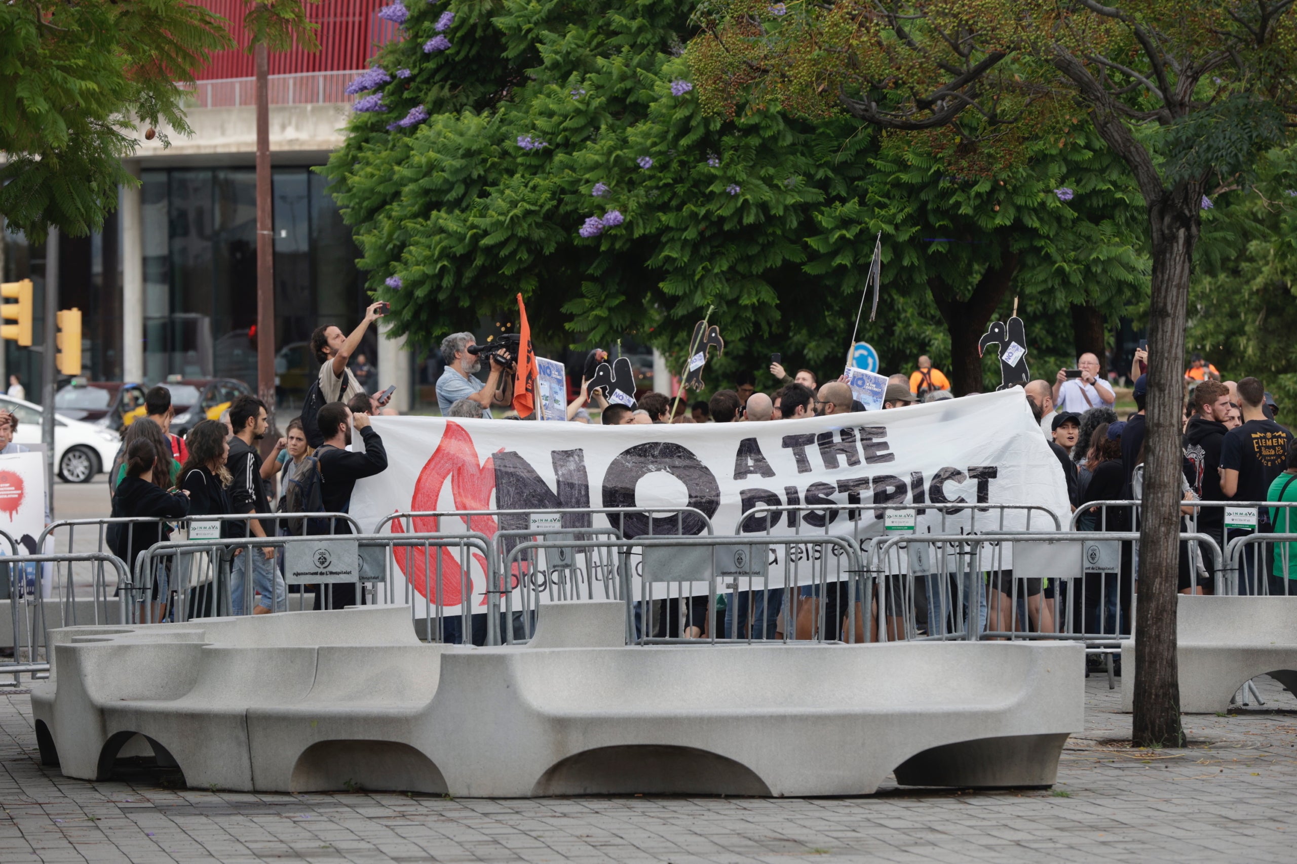 Al voltant de 300 persones s'han concentrat a les portes de The District / Jordi Play