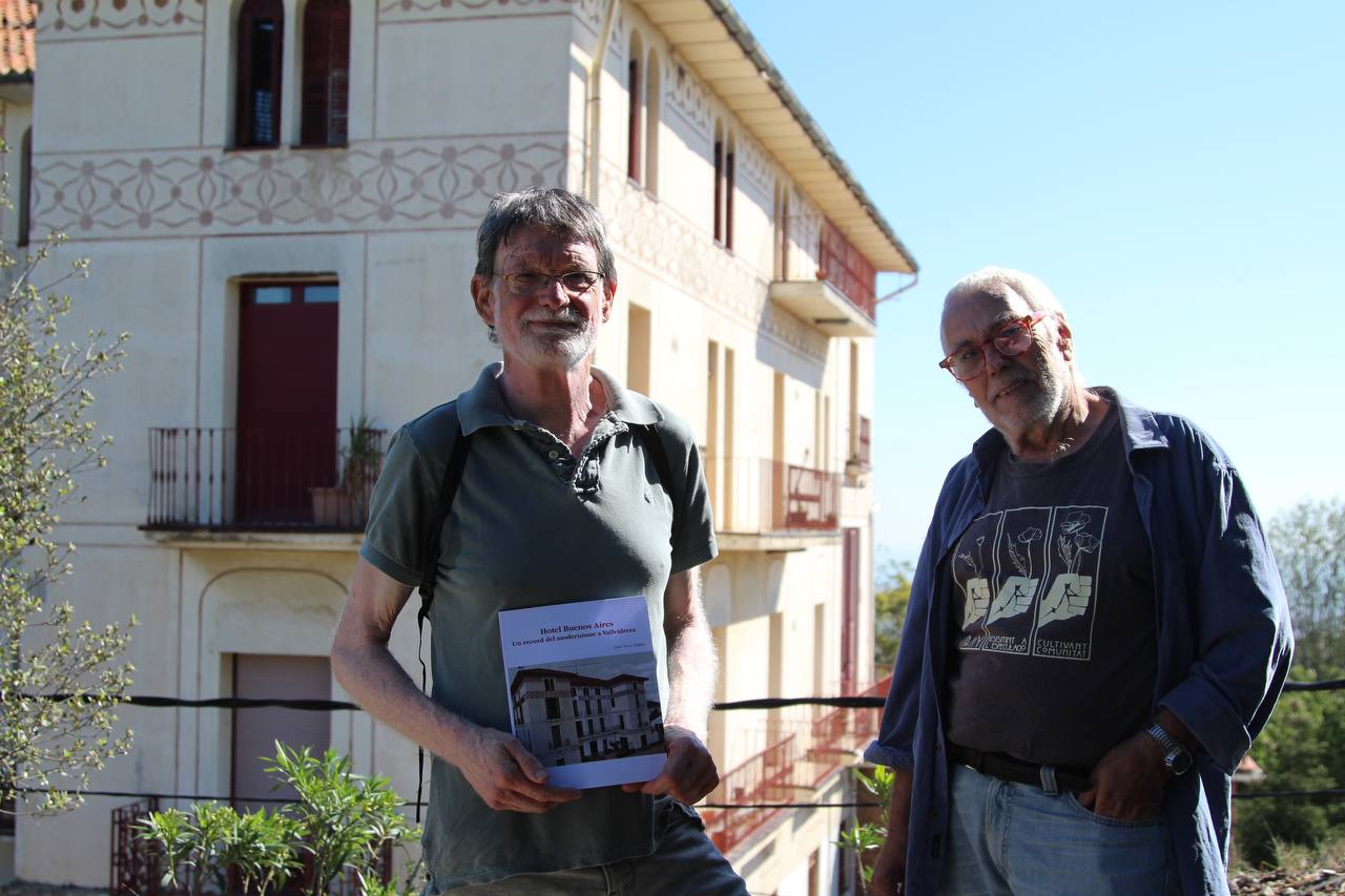 Salva Ferran i Jordi Prada fotografiats amb la Casa Buenos Aires de fons / A.R.