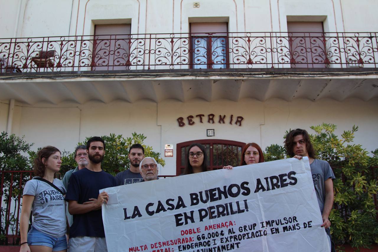 Membres del col·lectiu en defensa de la Casa Buenos Aires fotografiats aquest dimecres davant de l'edifici / A.R.