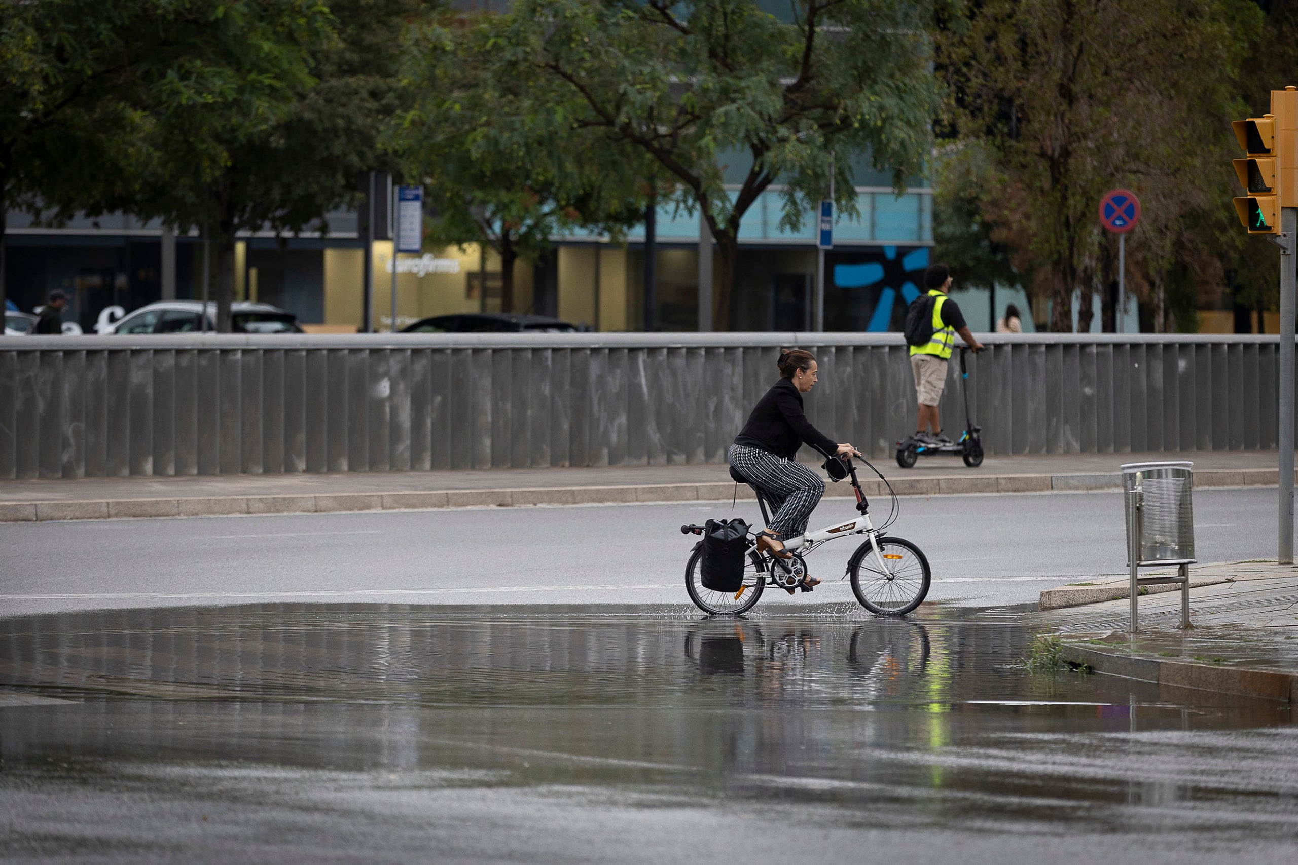 Pluja a la ciutat de Barcelona. mobilitat Dana sequera trànsit bicicleta