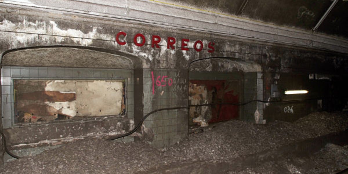 El letrero de Correus en la estación fantasma | Miguel Ángel Cuartero (TMB)