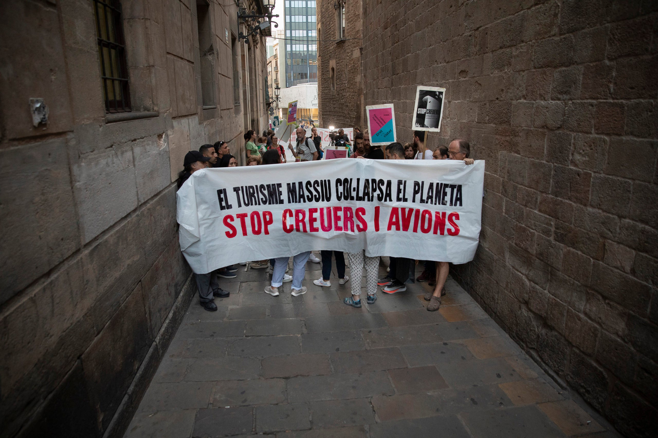 Els manifestants van bloquejar el pas al carrer del Bisbe | Jordi Play