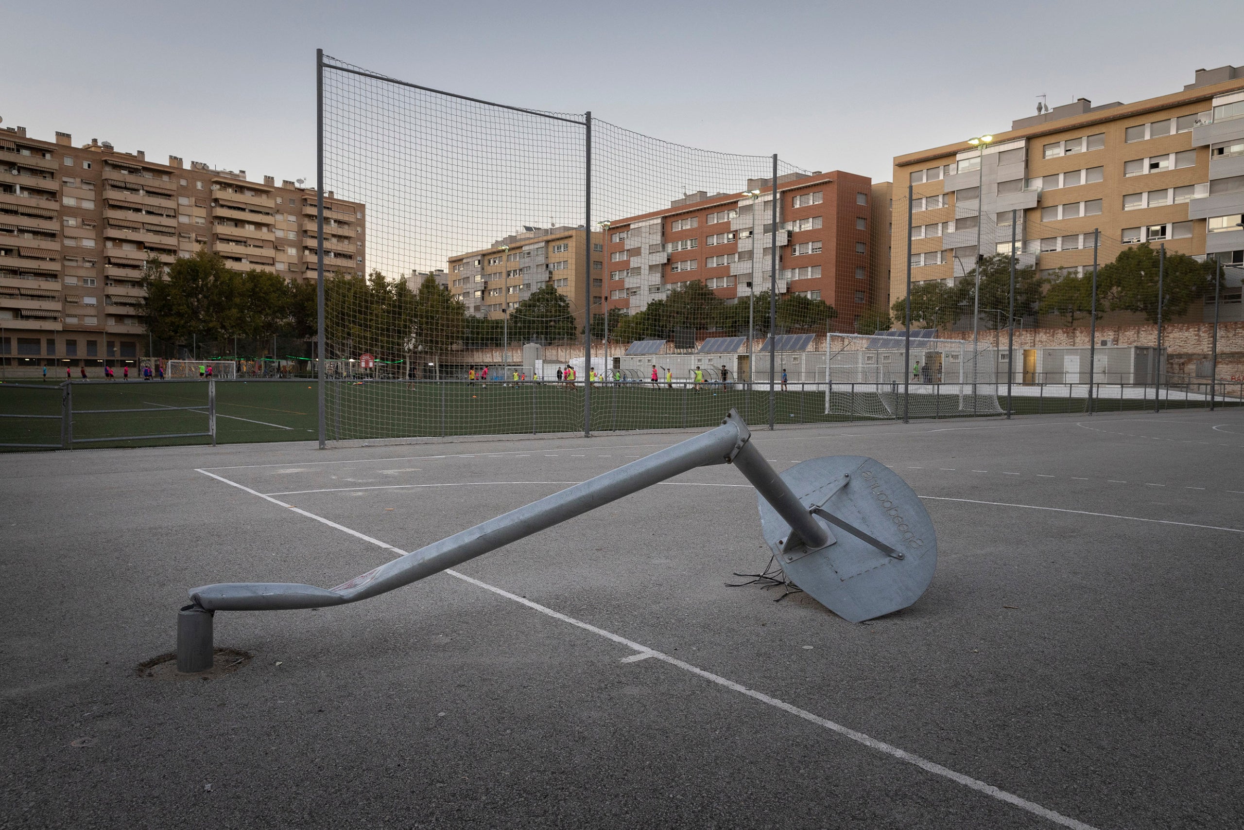 Camp de l'energia, a la zona Franca, on juga la UE Sants. instal.lacions esportives municipals en mal estat.