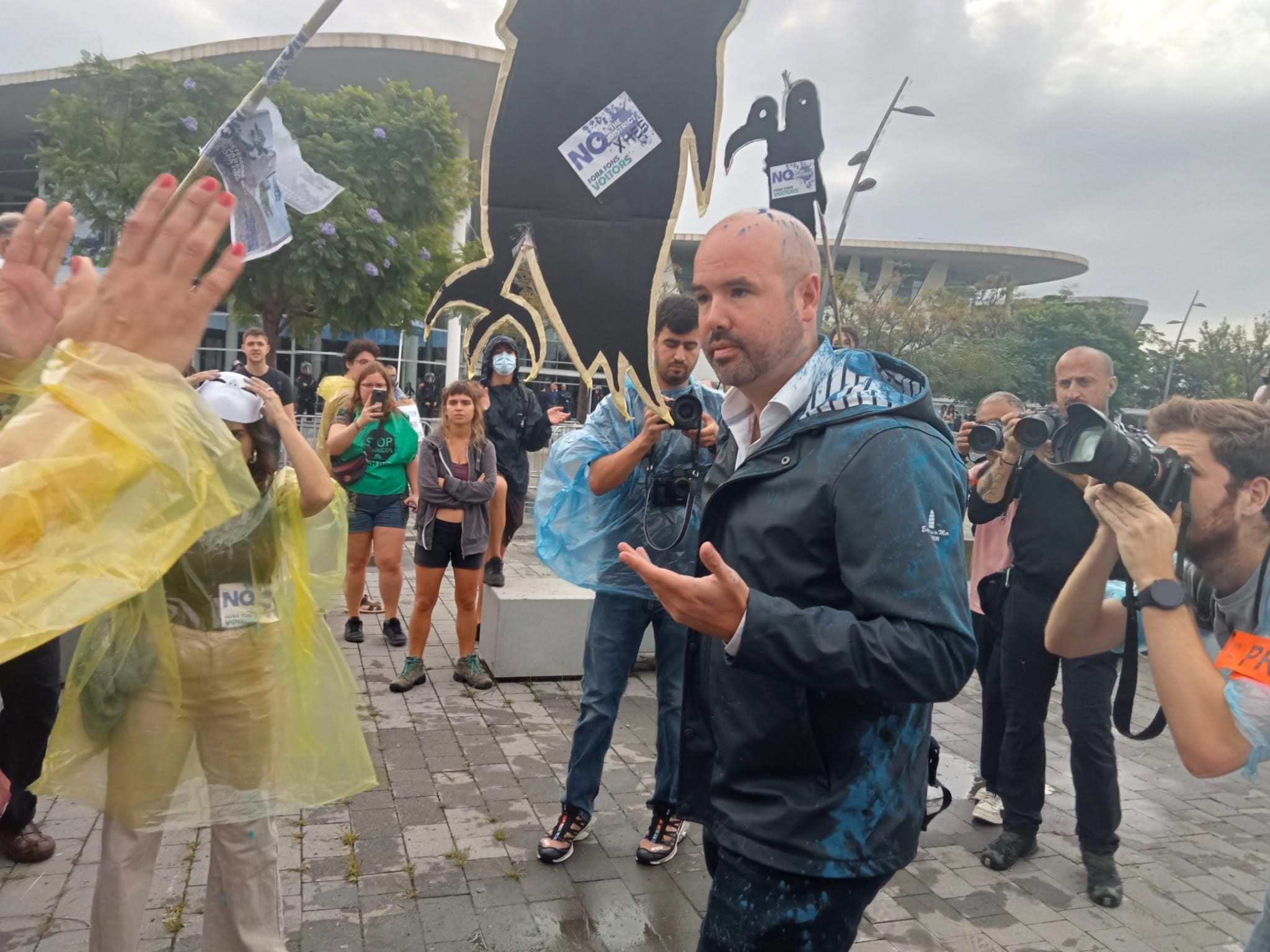 Un congressista, tacat de pintura, intenta parlar amb els activistes / Alba Losada