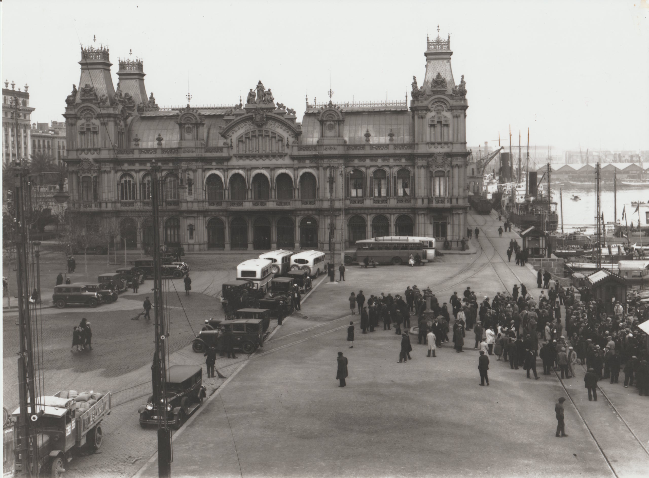 Imatge antiga del Portal de la Pau de Barcelona amb el seu aspecte original / Port de Barcelona