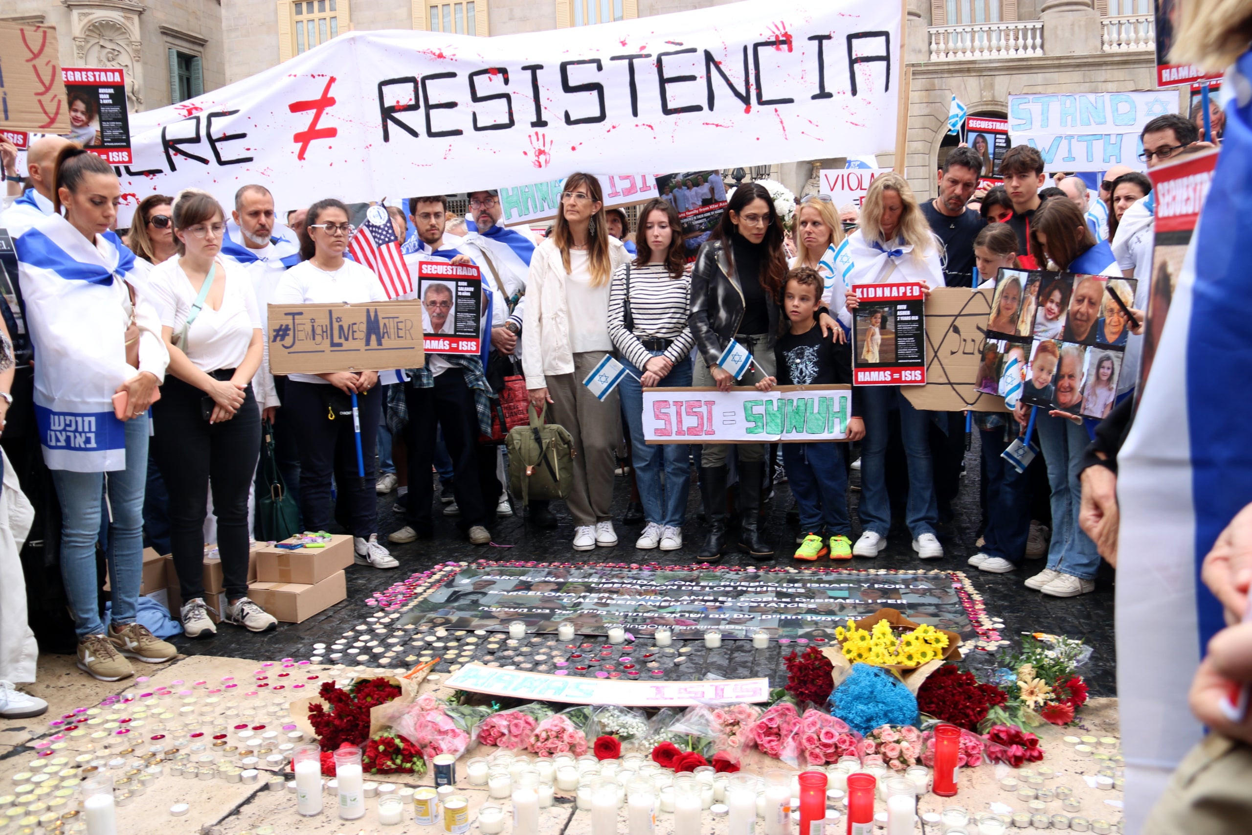 Imatge dels dos minuts de silenci que la comunitat jueva a Catalunya ha fet durant la concentració d'aquest diumenge a Barcelona / ACN