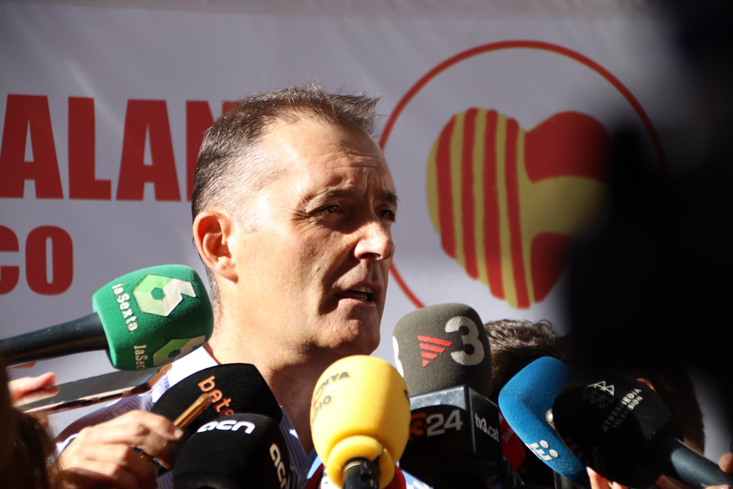 Javier Megino, portaveu de Movimiento Cívico, en una atenció als mitjans / ACN