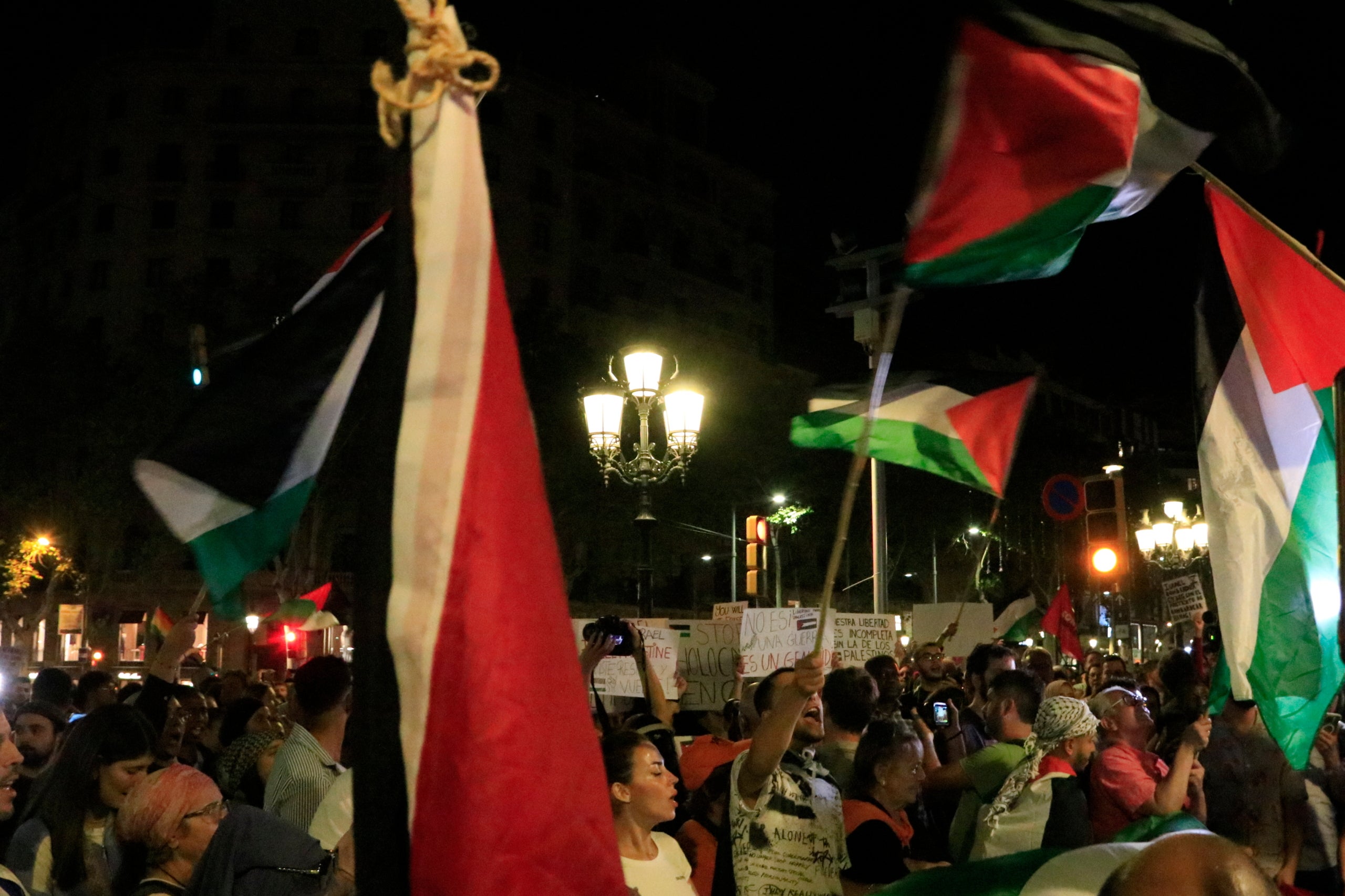 La protesta va tenir lloc al passeig de Gràcia, just davant de la seu de la Comissió Europea per mostrar el seu rebuig al govern israelià / Laura Fíguls (ACN)