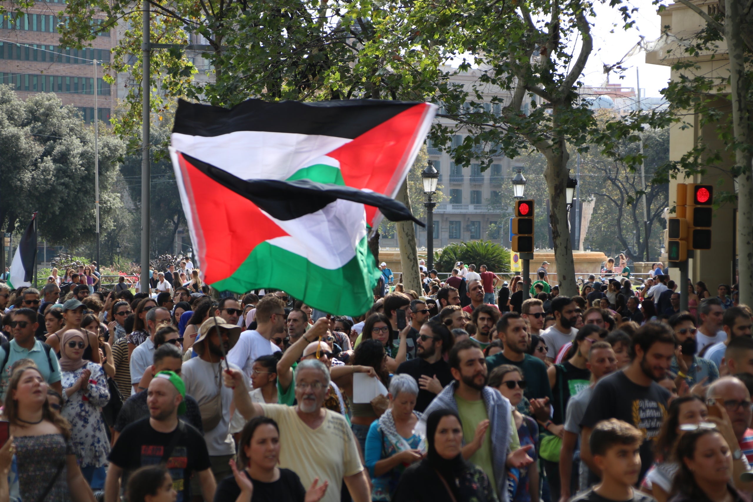 Centenars de persones defensen el poble palestí al centre de Barcelona | ACN