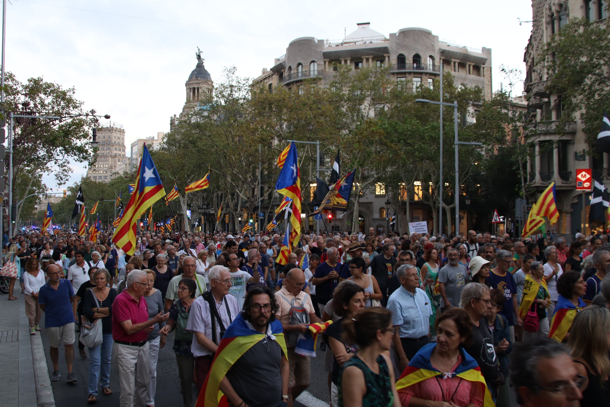 Manifestants en un dels actes d'aquest diumenge pel sisè aniversari de l'1-O / Ariadna Comas