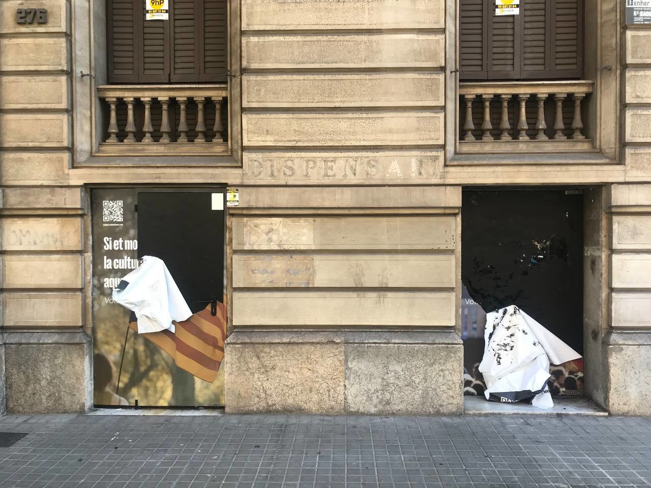 Els han arrancat vinils de la façana, tal i com ja va passar diumenge passat ÒMNIUM