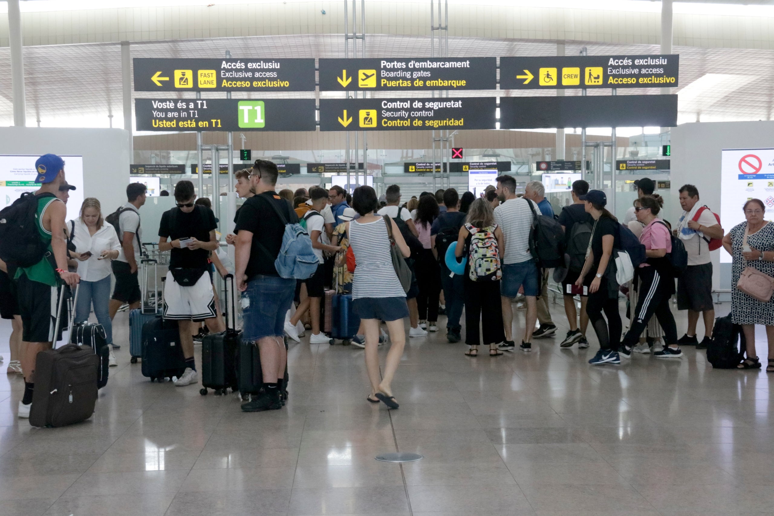 Una imatge d'arxiu de passatgers a un dels controls de l'aeroport del Prat / ACN