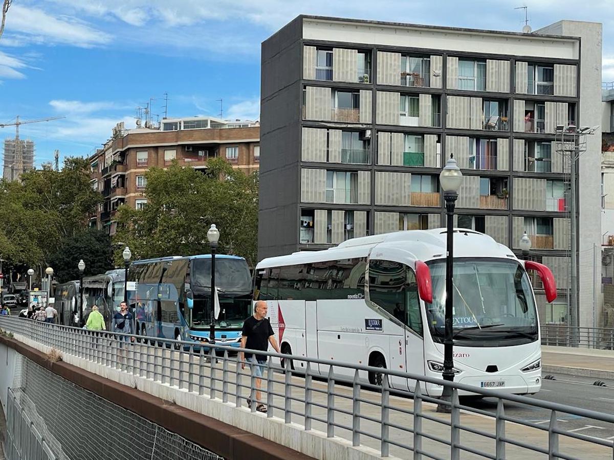 Autobusos aparcats sobre el pont de carrer de Sicília / Cedida