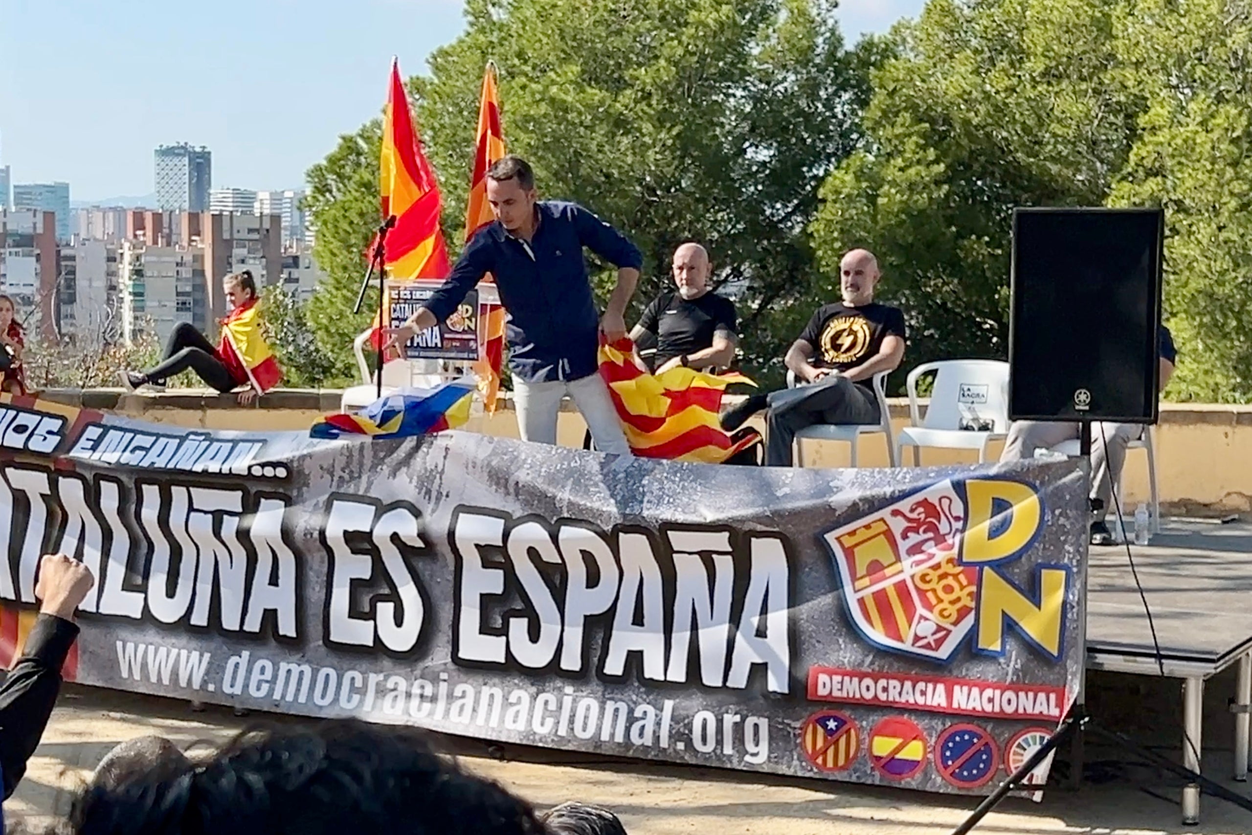 Chaparro estripa una bandera estelada | ACN