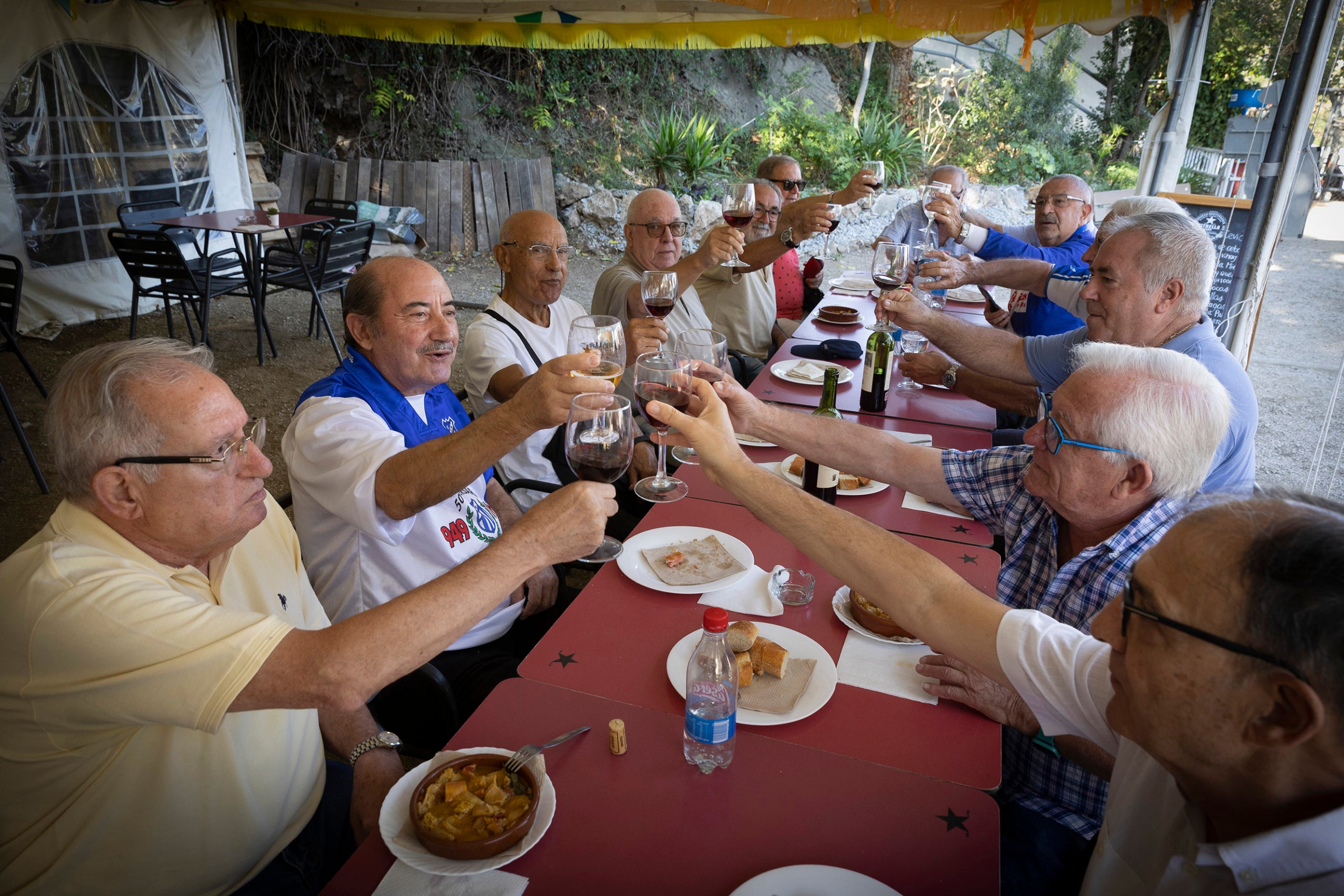 Trobada d'exjugadors de l'equip de futbol ja desaparegut AC Baronense del barri de Can Baró.