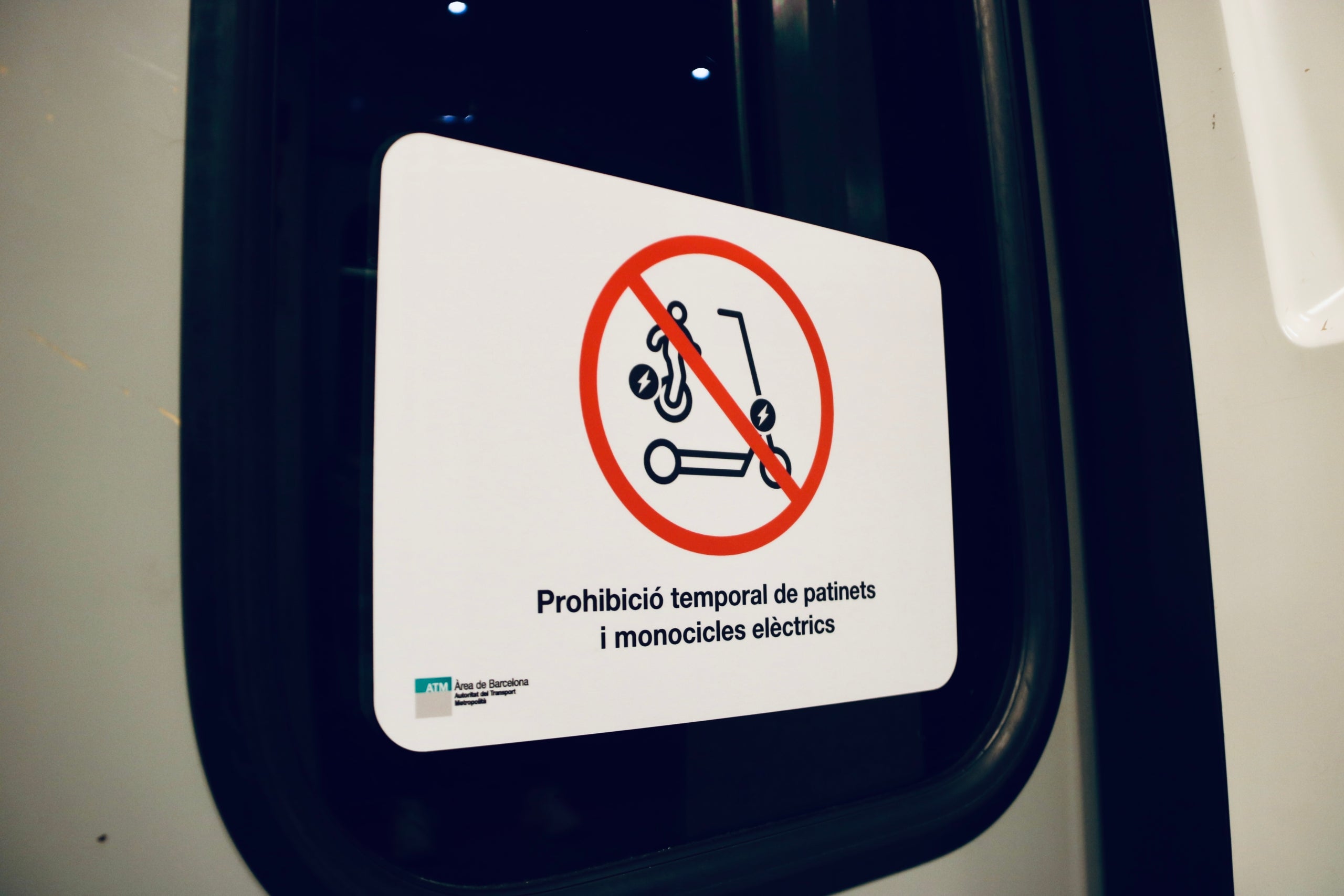 Un cartell indica la prohibició de pujar un patinet elèctric | ACN