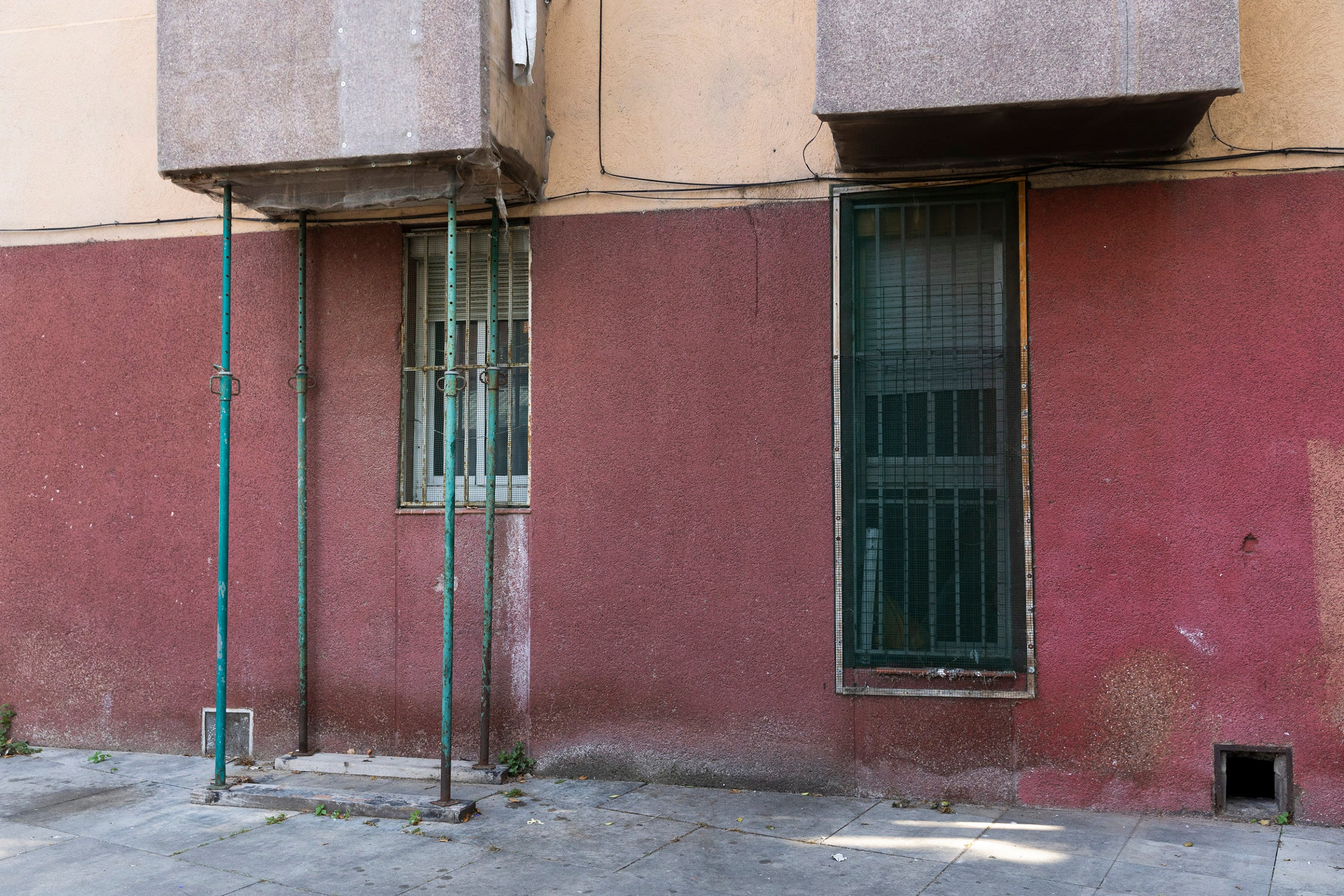 Sis dels deu edificis del pla pilot de rehabilitació encara no han començat les obres | Jordi Play