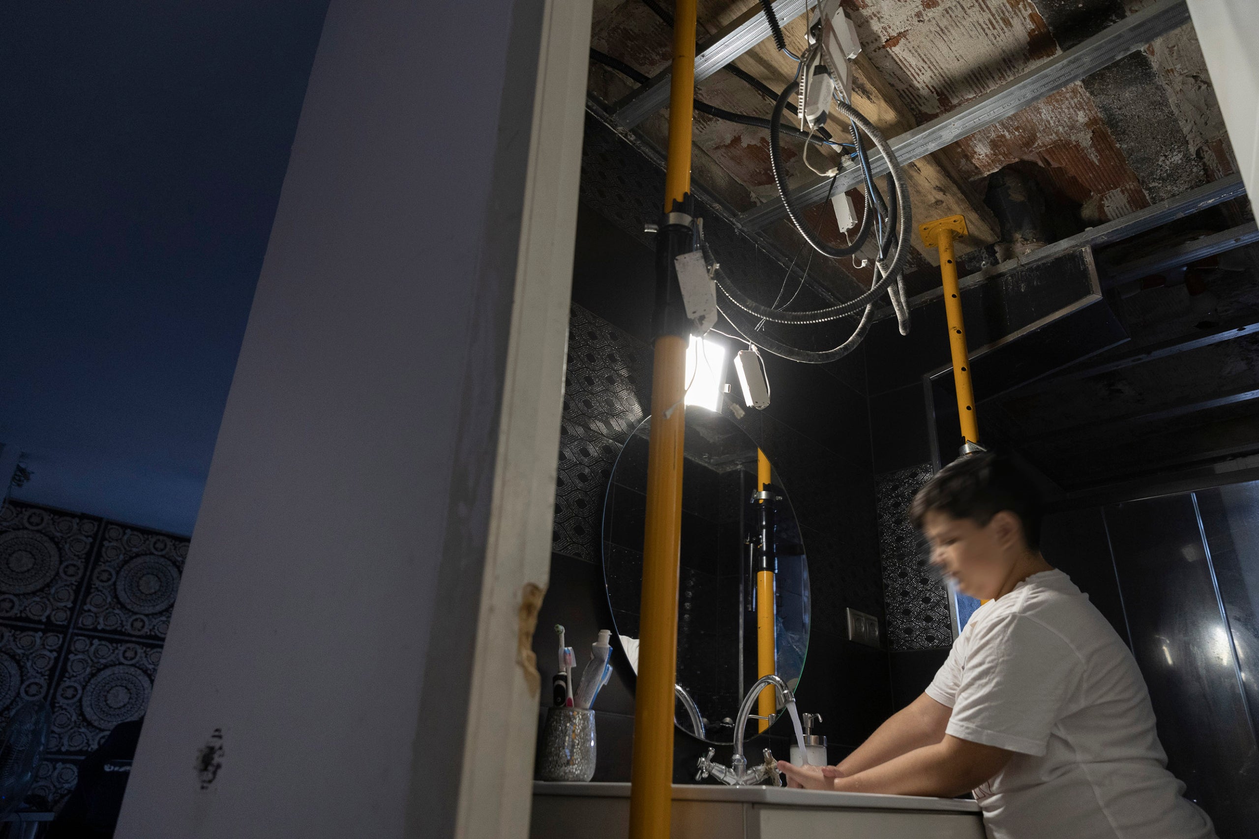 El sostre apuntalat del número 10 del carrer de Marsala, un pis pendent de rehabilitat al Besòs i el Maresme / Jordi Play