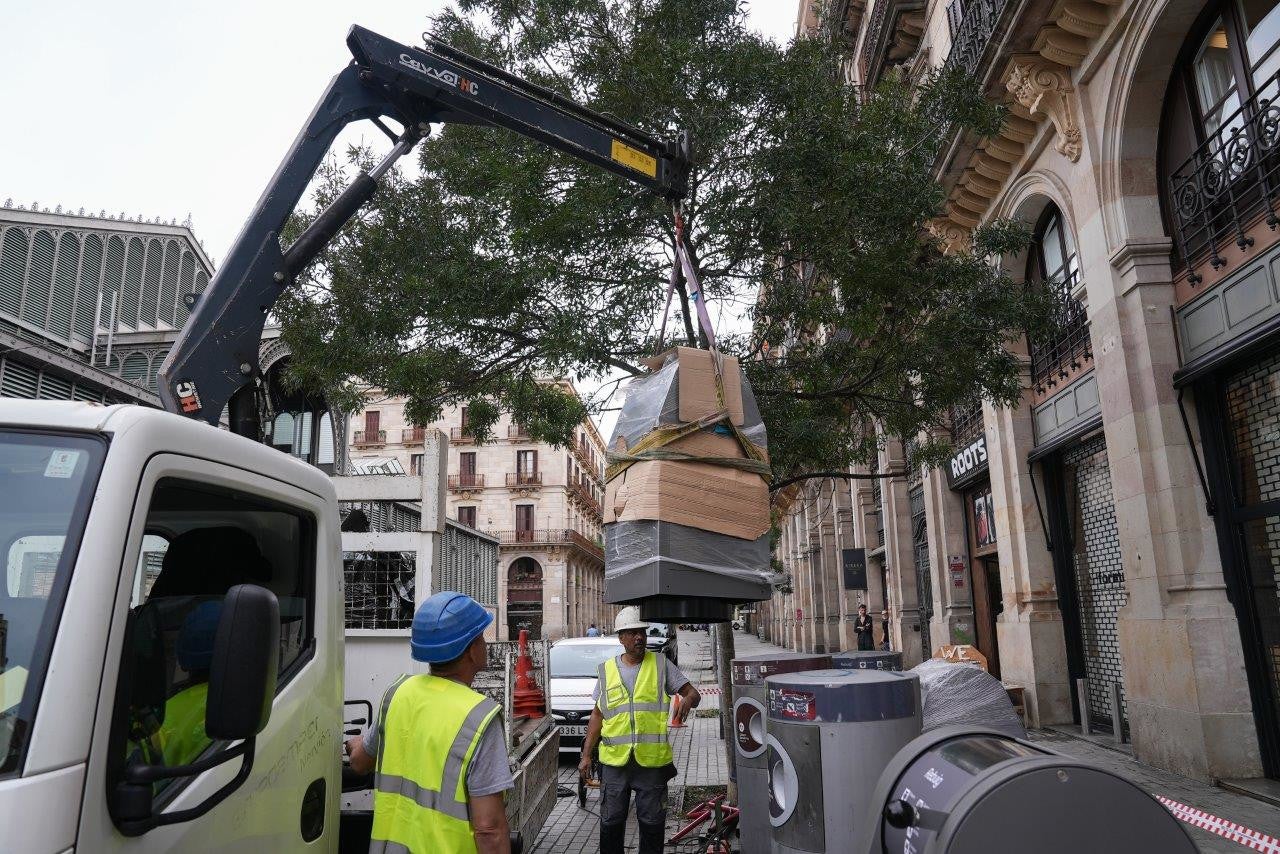 Operaris instal·lant les noves bústies de recollida pneumàtica | Ajuntament de Barcelona
