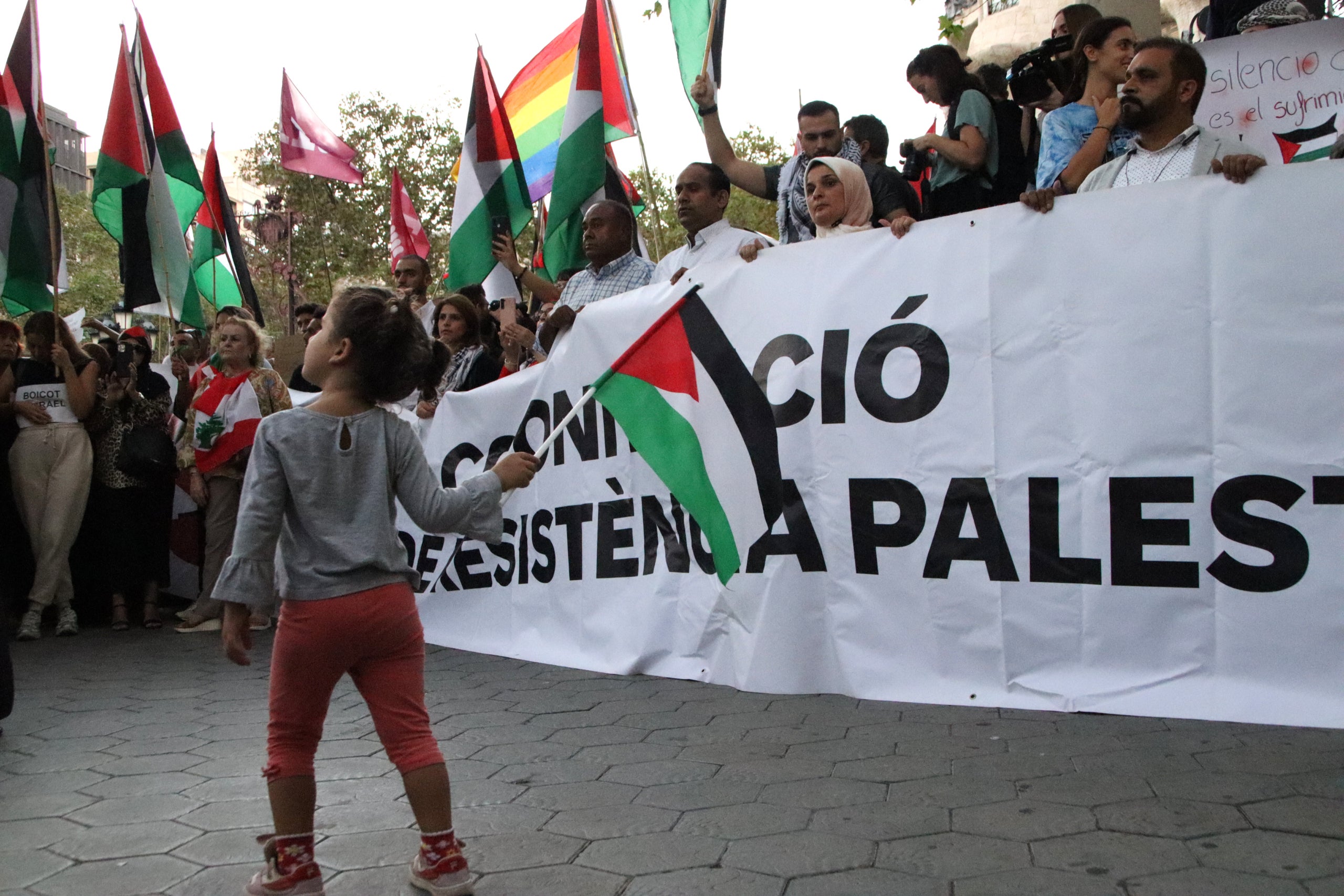 Un dels moments de la protesta per denunciar el setge que viu la Franja de Gaza d'aquest dimecres / Blanca Blay (ACN)