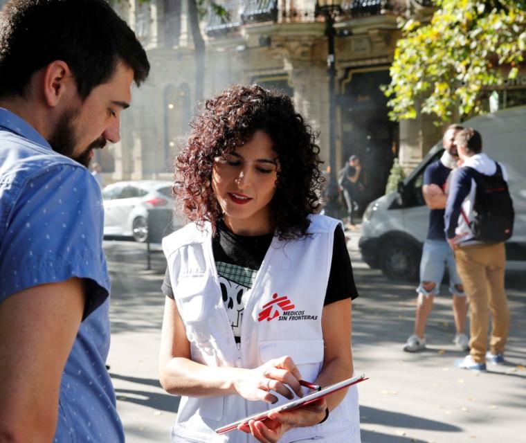 Una captadora de socis parla amb un veí | MSF Una captadora de socis parla amb un veí | MSF 