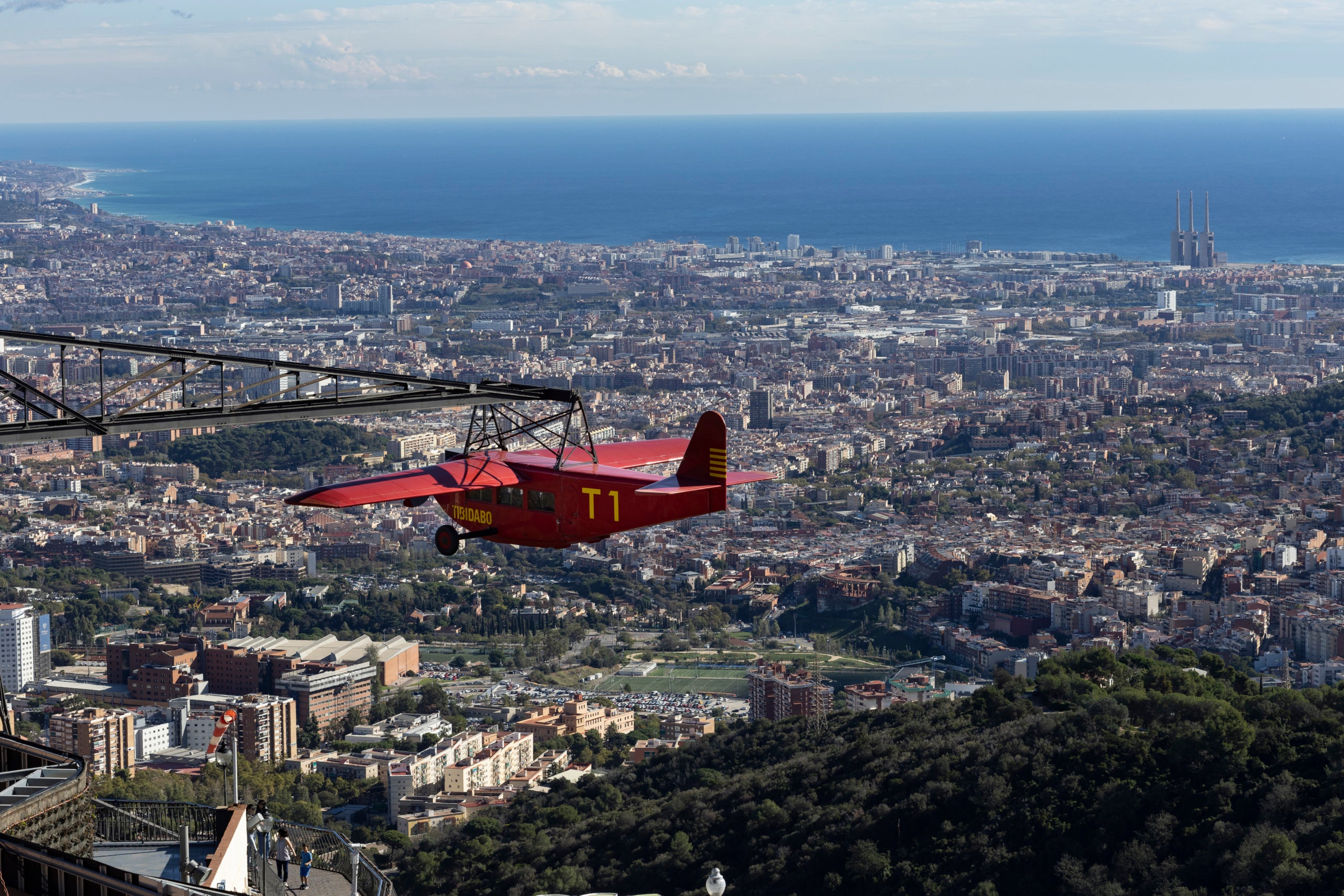 Panoràmica de Barcelona des del Parc d'atraccions del Tibidabo. avioneta històrica