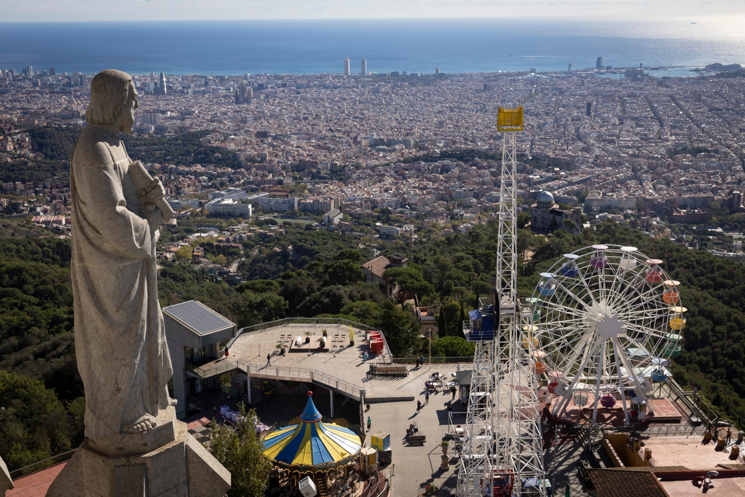 Panoràmica de Barcelona des del Parc d'atraccions del Tibidabo / Jordi Play