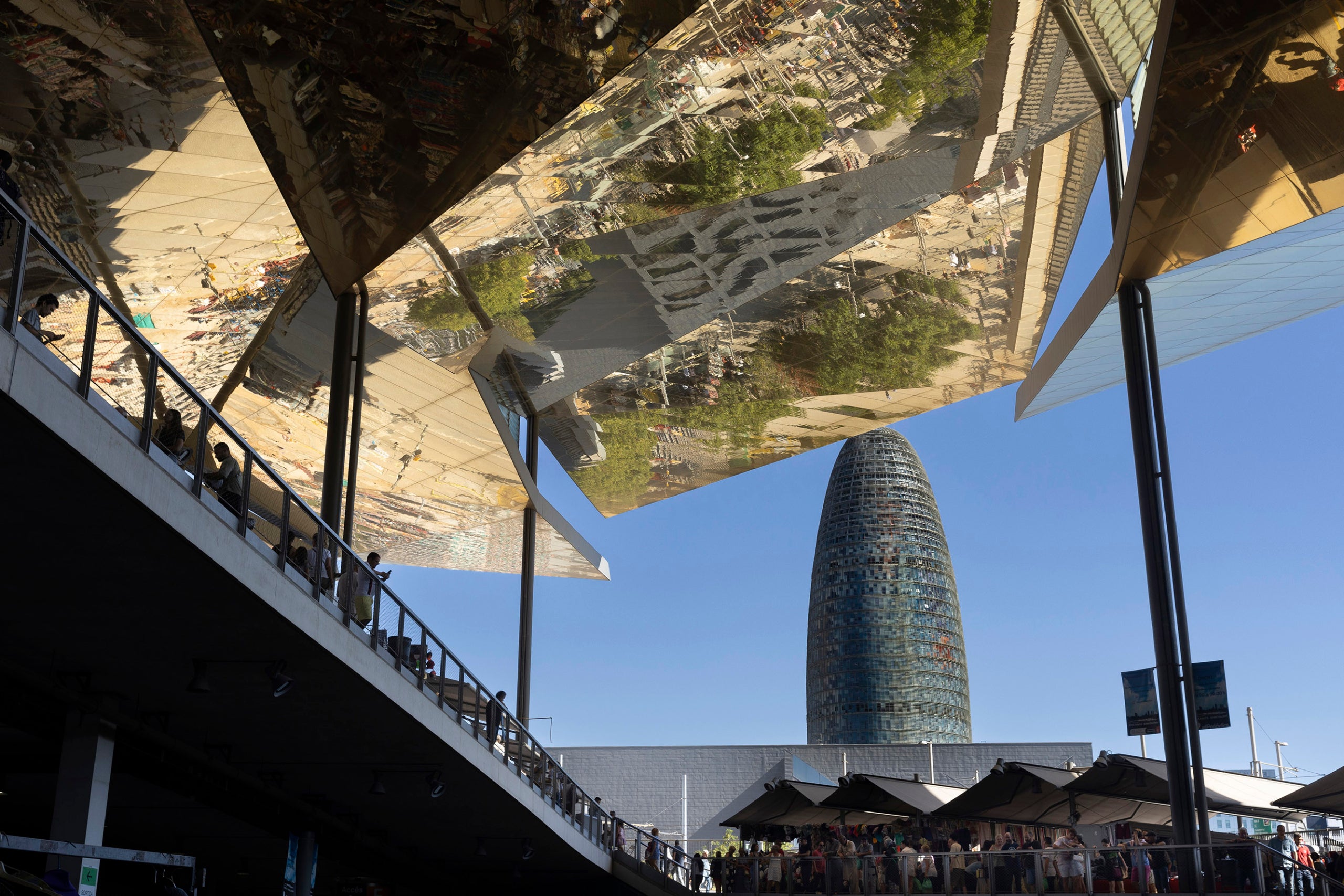 Mercat dels Encants a plaça de les Glòries. Torre Agbar, arquitectura