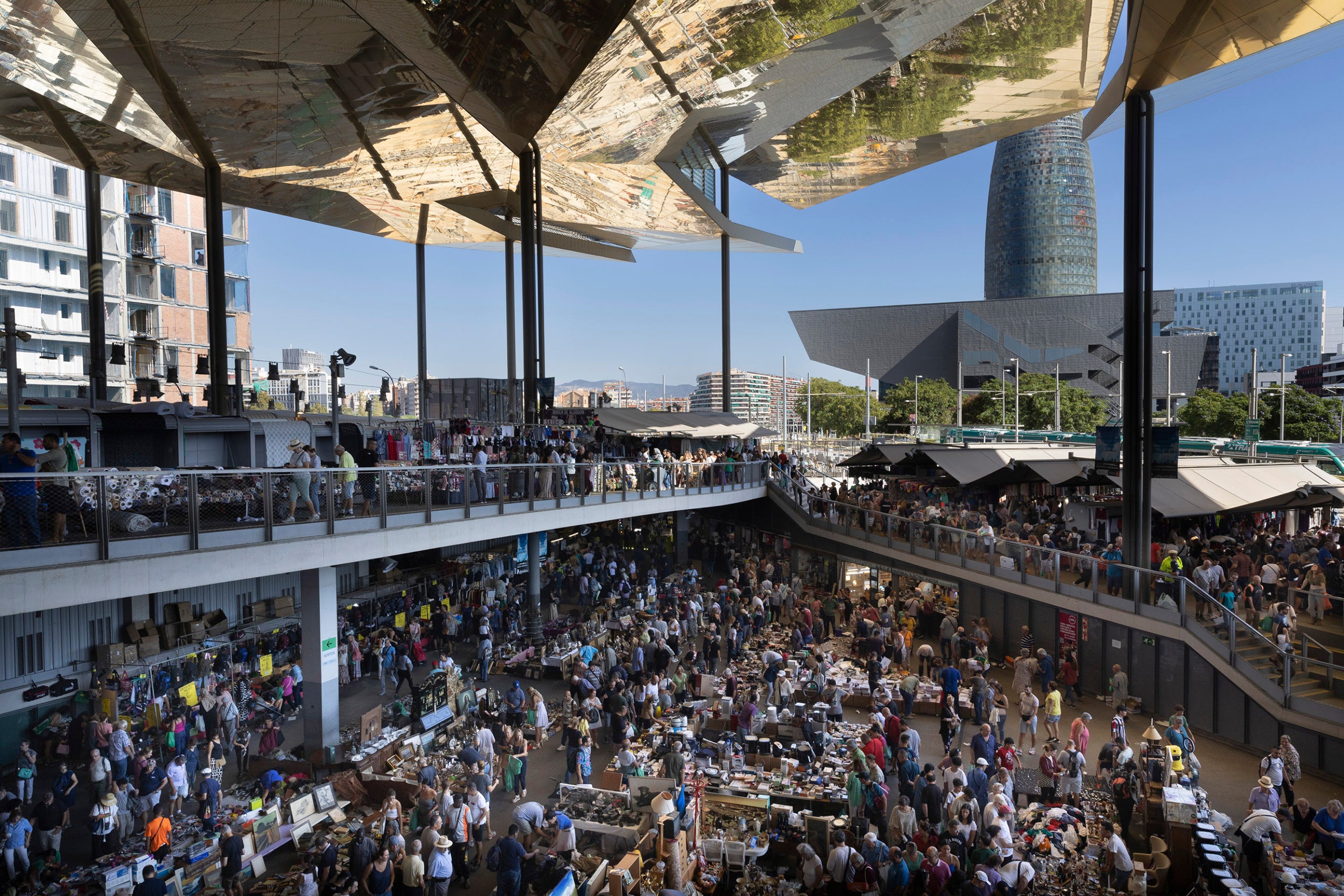 El mercat dels Encants, ple de gent, ara fa un any / Jordi Play