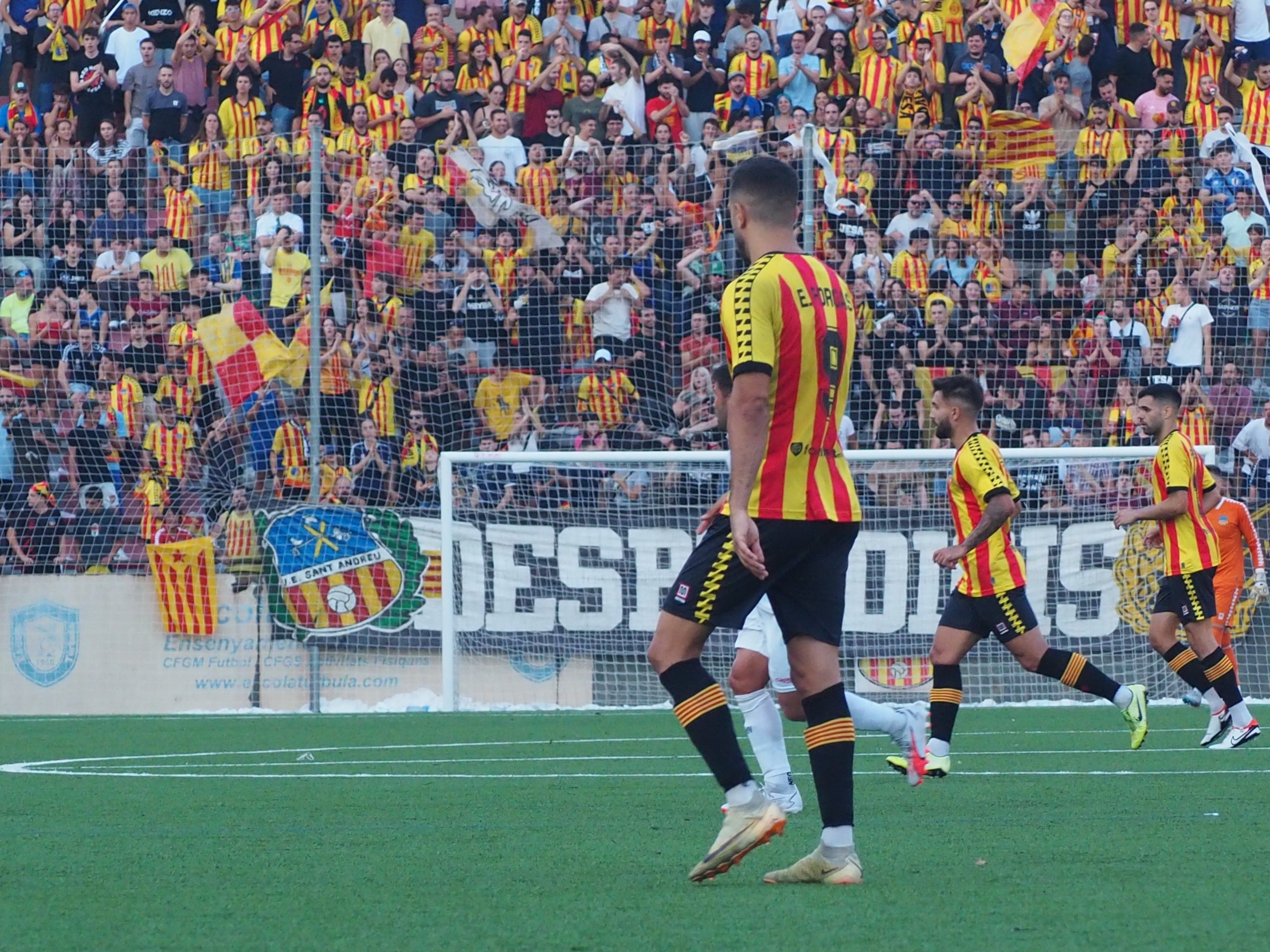 Ernest Forgas amb els Desperdicis al seu darrere | Núria Albalate (Unió Esportiva Sant Andreu)