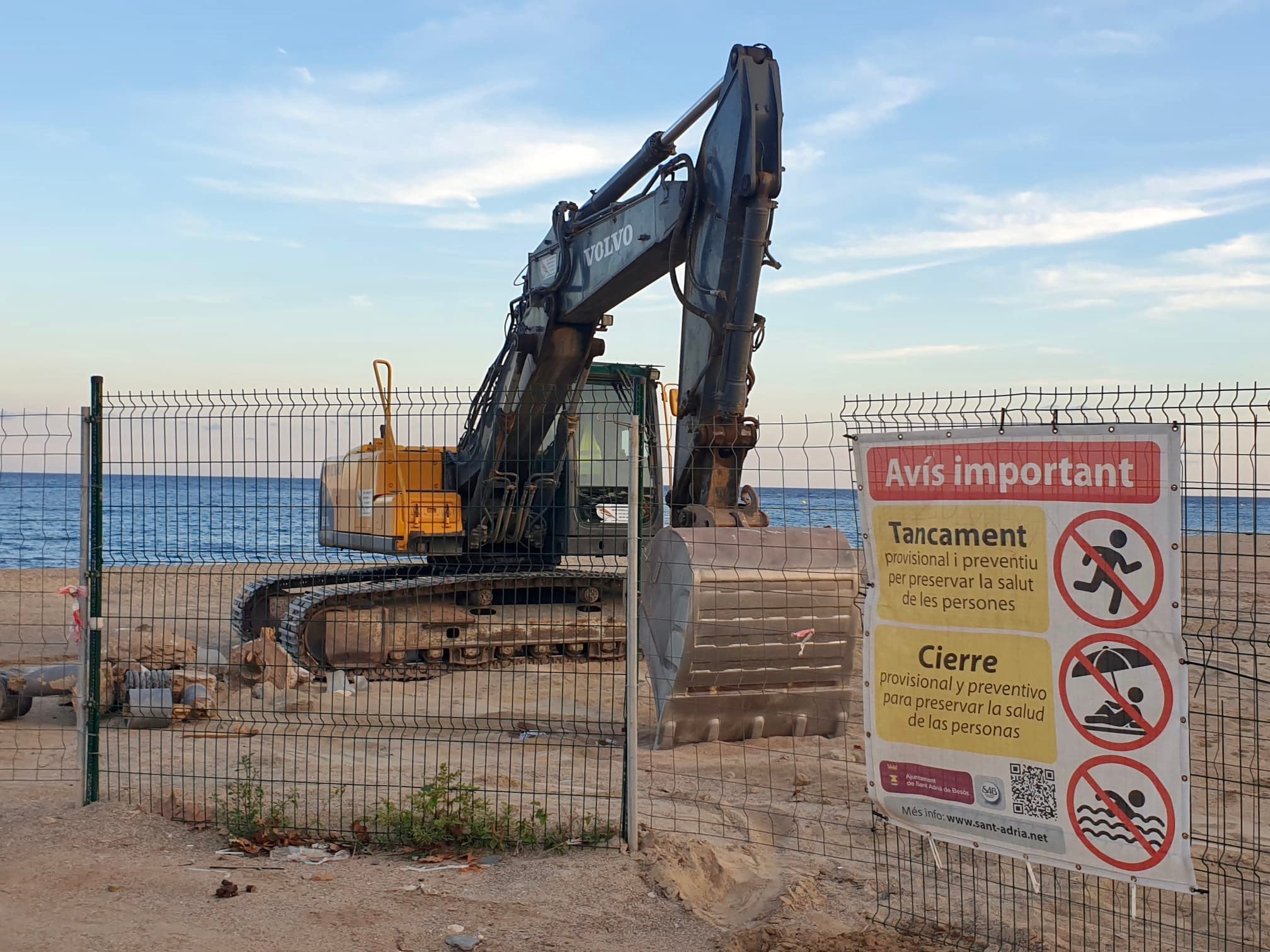 Les màquines ja tornen atreballar a la platja del Litoral de Sant Adrià / Ajuntament de Sant Adrià de Besòs