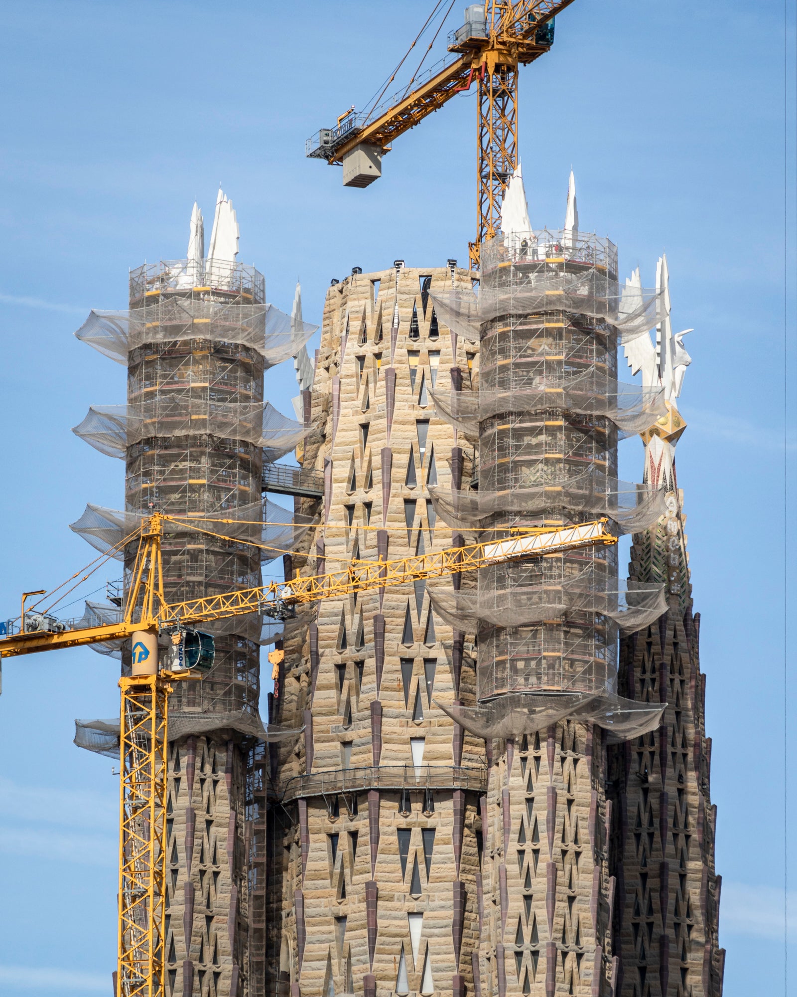 Imatge de les quatre torres els evangelistes de la Sagrada Família amb les quatre figures / Sagrada Família