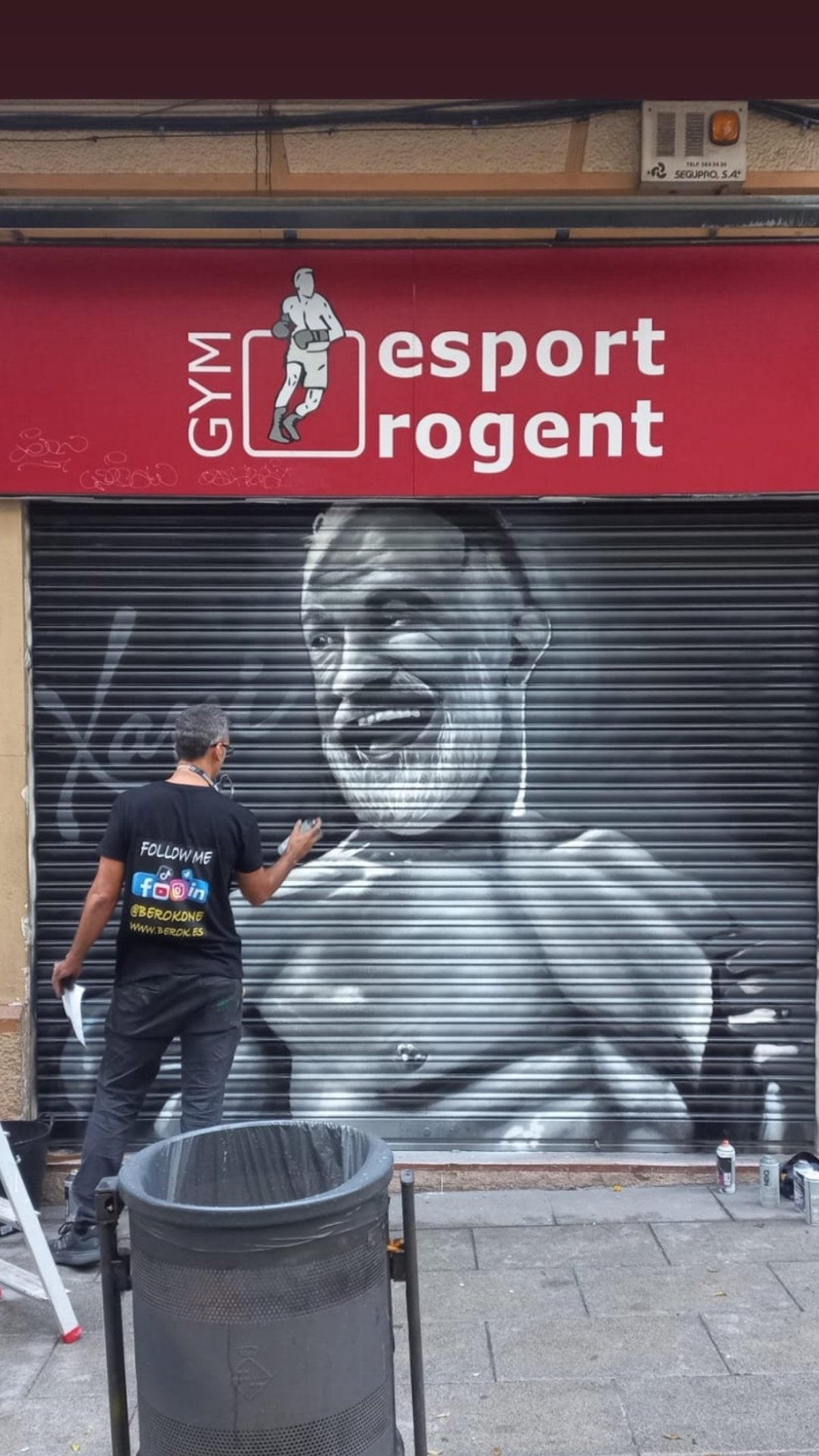 El grafit que presideix l'entrada del gimnàs Esport Rogent del Clot / Berok Graffiti Art