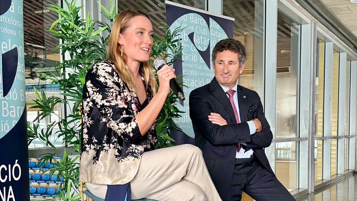 Mireia Belmonte acompañada de Bernat Antràs, presidente del CNB, durante su presentación | Federación Catalana de Natación