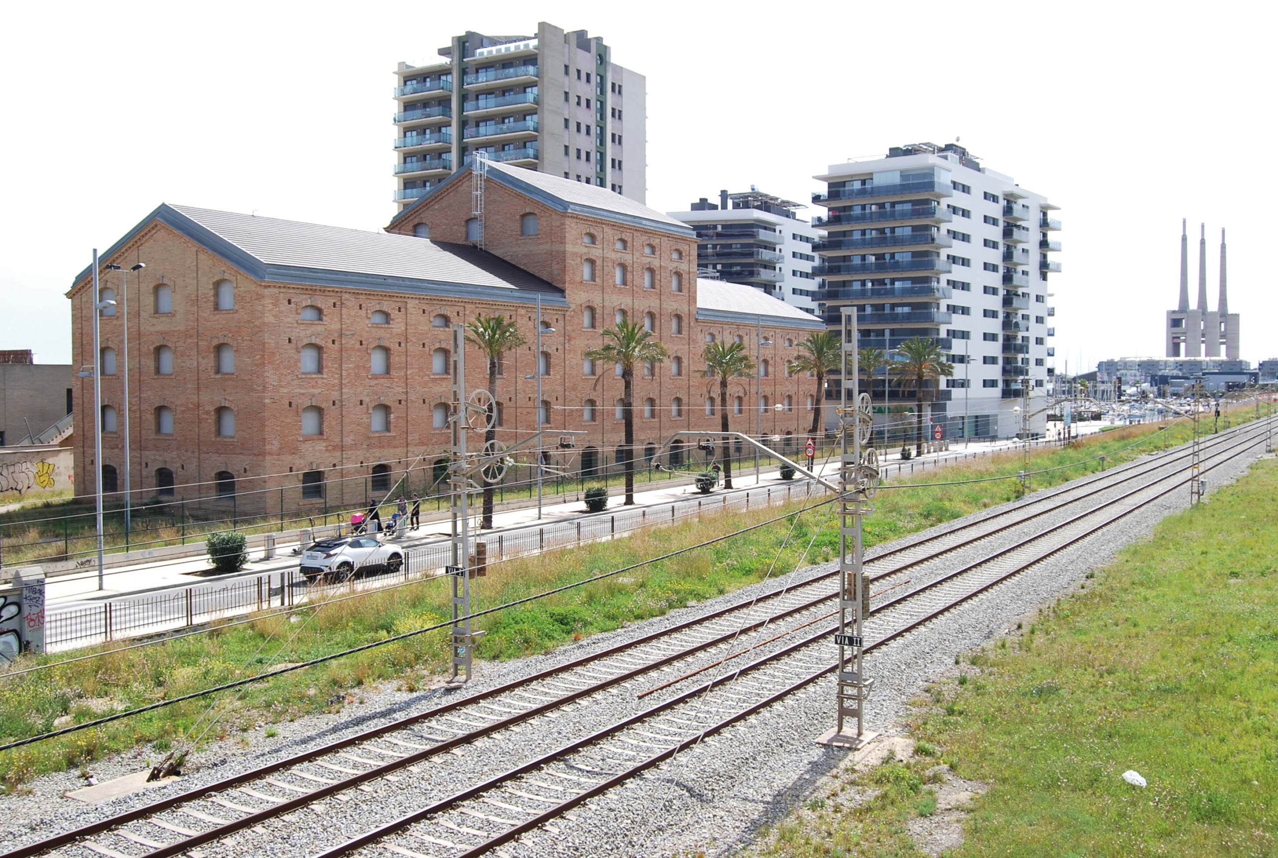 La antigua fábrica Cace de Badalona hace 25 años que espera un proyecto que la devuelva en la vida / Entendida para un gran parque litoral al Besòs