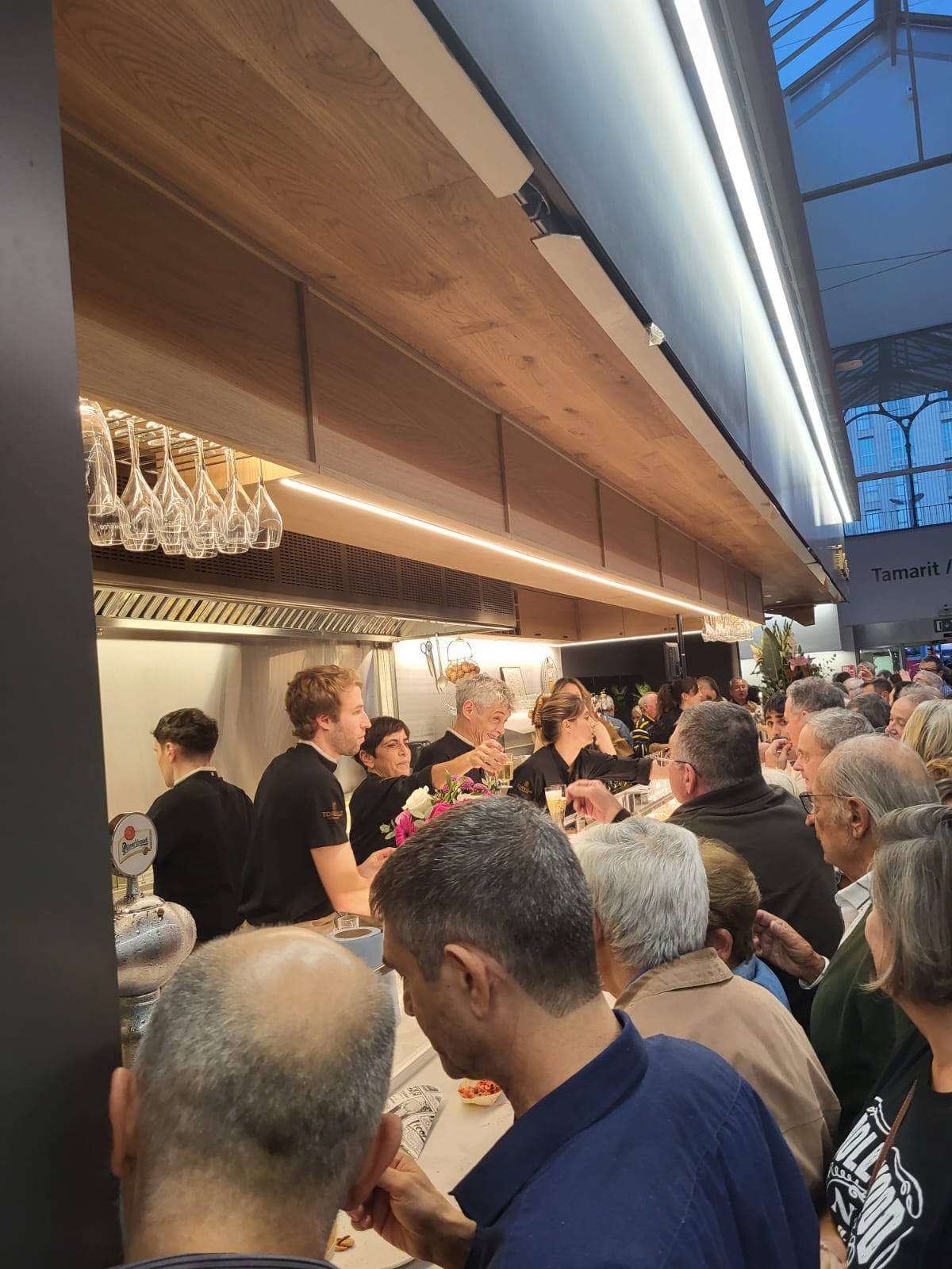 Un dels instants de la inauguració del nou bar Pinotxo al Mercat de Sant Antoni / Sant Antoni Comerç