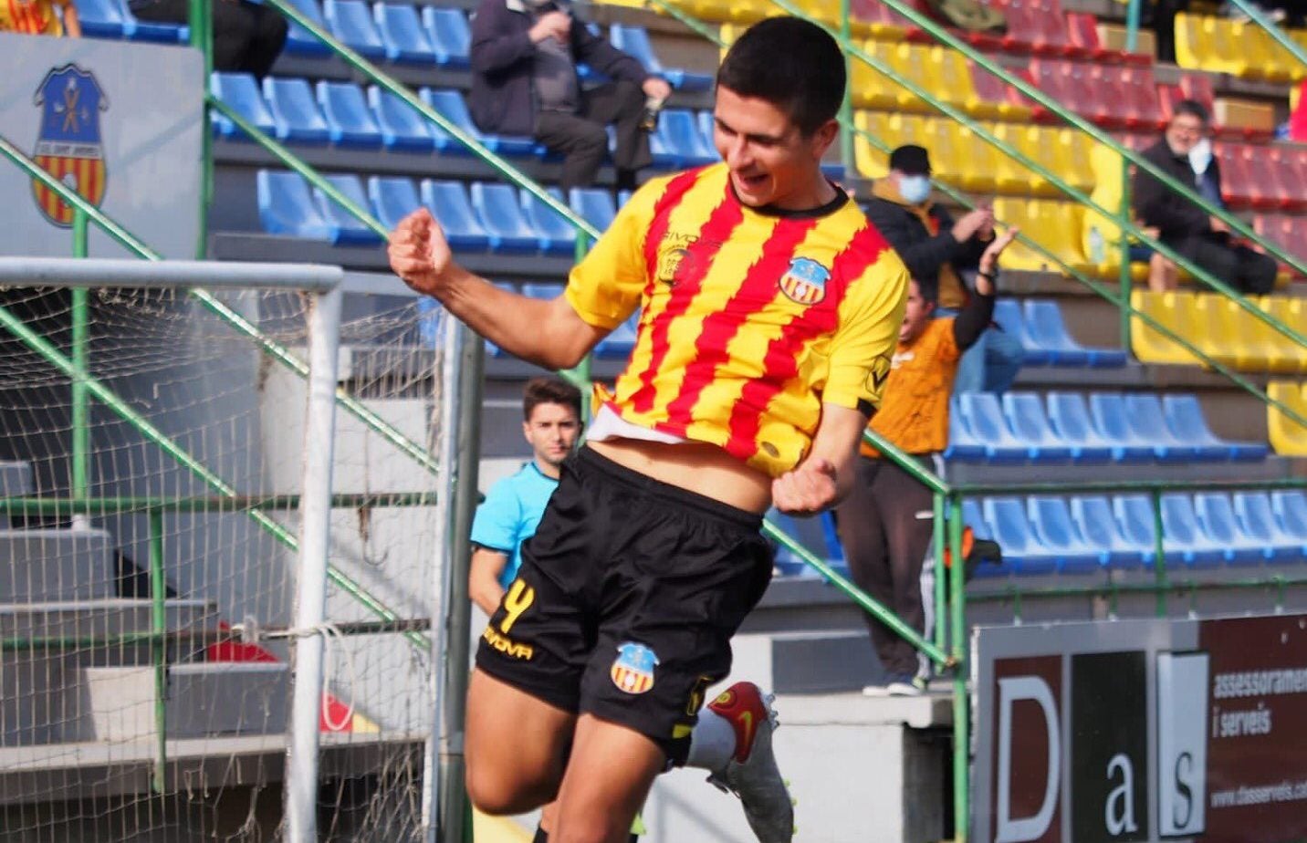 Sergi Vives salta exultant | Judit Andreu (Unió Esportiva Sant Andreu)